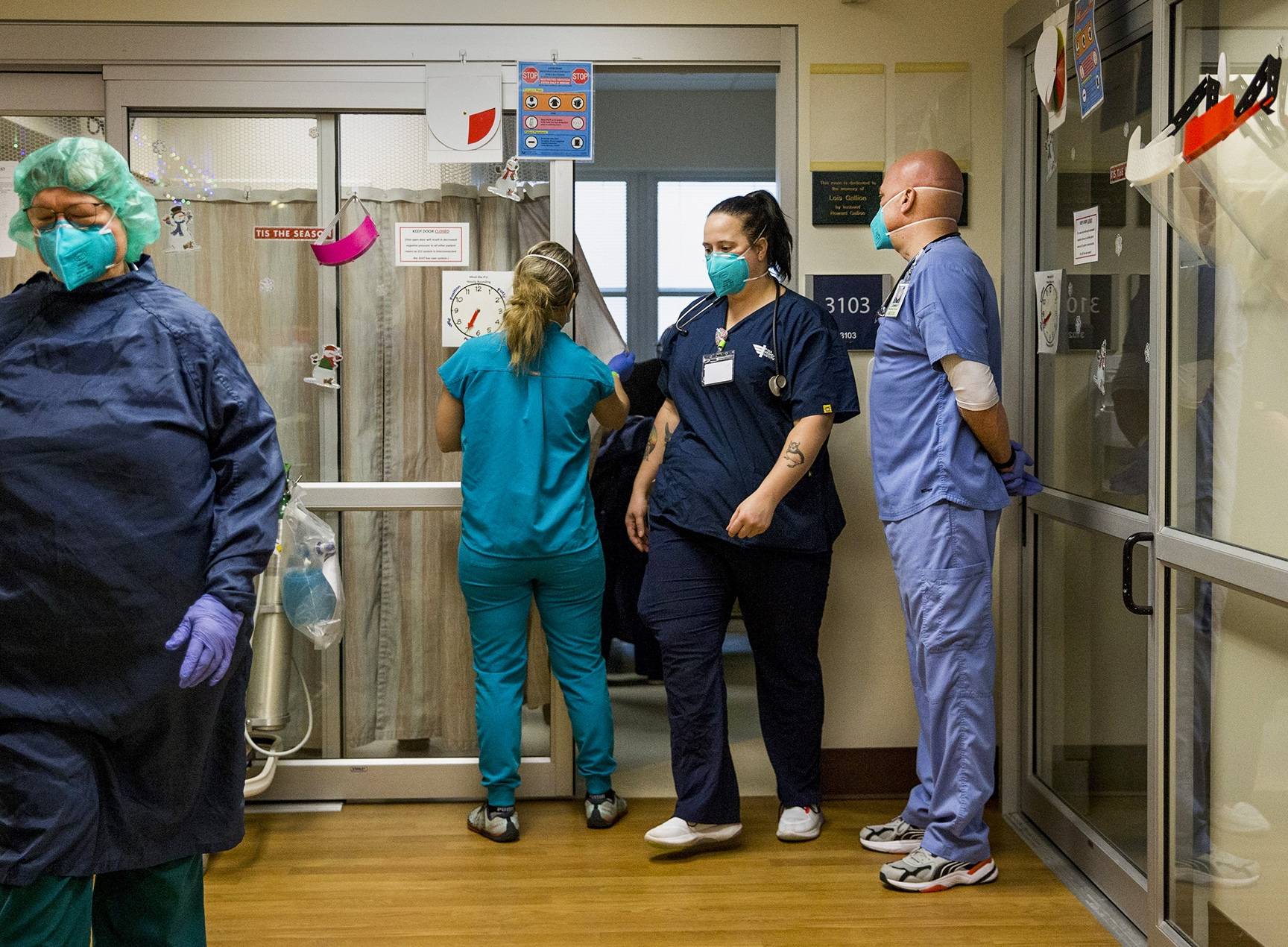 Medical staff responds to a 'rapid response,' in which a COVID-19 patient was in medical distress and signaled staff to intervene quickly at Samaritan Healthcare. Amanda Snyder | The Seattle Times