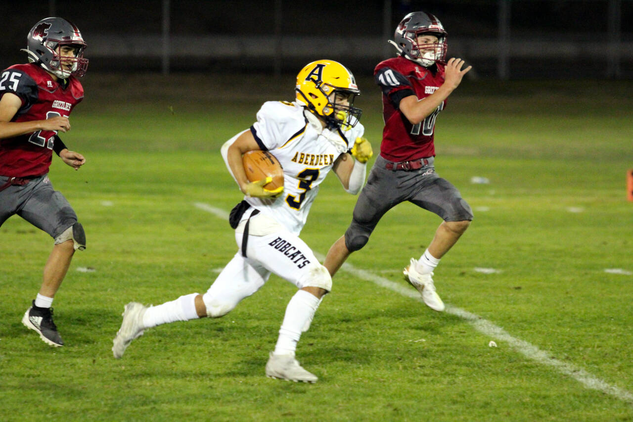 PHOTO BY BEN WINKELMAN Aberdeen wide receiver Drew Lock (3) heads to the endzone for one of his two touchdowns in the Bobcats’ 40-8 win on Friday in Hoquiam.