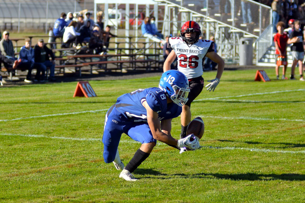 RYAN SPARKS | THE DAILY WORLD Elma receiver René Duran (18) catches a 26-yard pass for a touchdown against Mt. Baker defender Kevin Tucker during a 28-13 loss to the Mountaineers on Saturday at Davis Field in Elma.