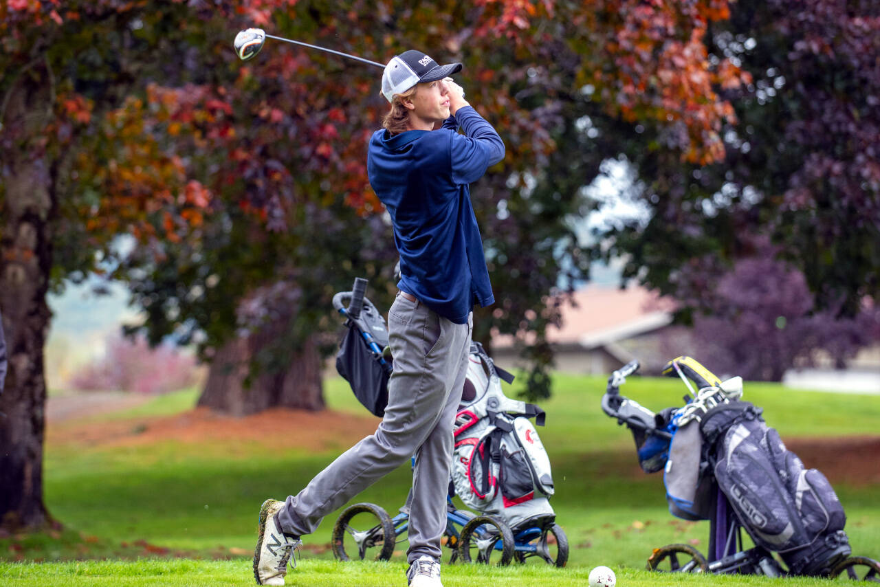 ERIC TRENT | THE CHRONICLE Aberdeen’s Charlie Ancich tees off on the 18th hole of the 2A Evergreen Conference championships at Riverside Golf Course in Chehalis on Monday.
