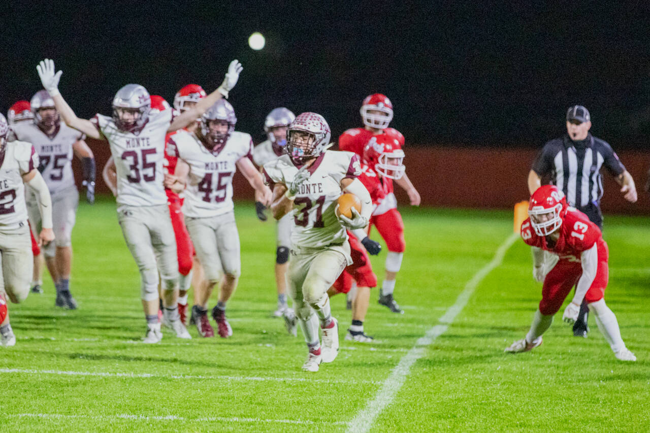 PHOTO BY SHAWN DONNELLY 
Montesano running back Isaiah Pierce (31) rushes against Castle Rock on Sept. 24, 2021. The Bulldogs host Hoquiam in a 1A Evergreen League matchup on Friday.