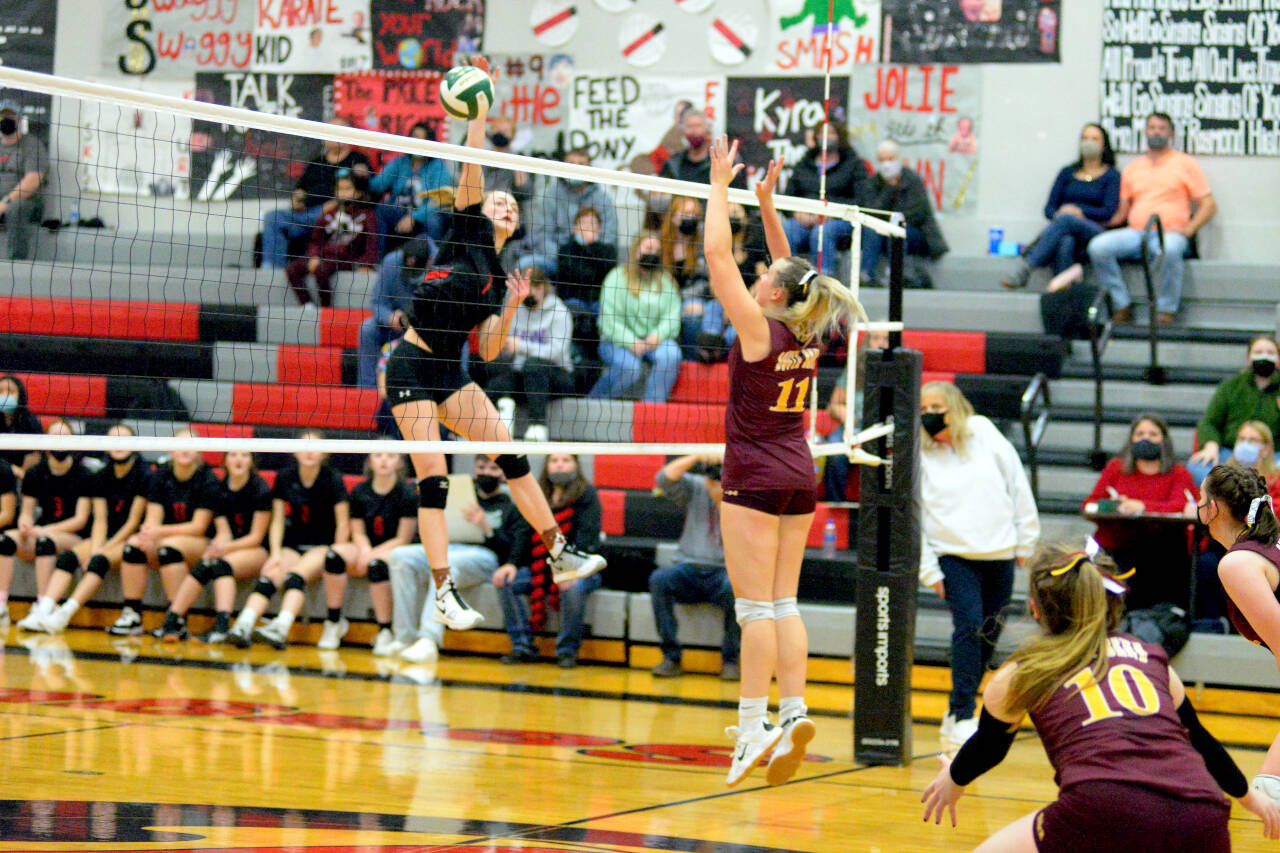 RYAN SPARKS | THE DAILY WORLD Raymond senior Kyra Gardner, left, attempts a kill against South Bend’s Reece Williams (11) during the Seagulls’ straight-set win Wednesday in Raymond. Gardner led Raymond with 17 kills.