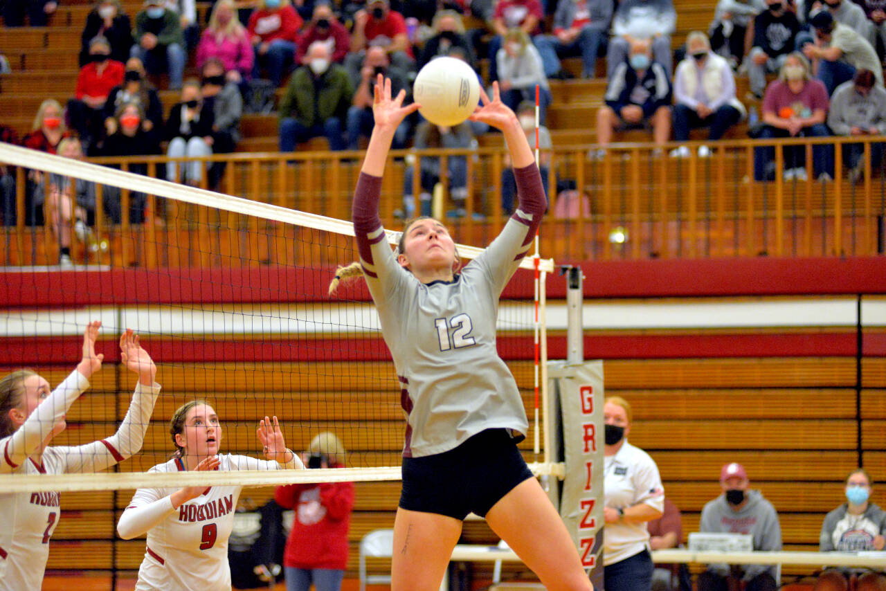 RYAN SPARKS | THE DAILY WORLD
Montesano junior McKynnlie Dalan sets the ball during the Bulldogs’ 3-2 victory over Hoquiam on Thursday, Oct. 28, 2021, at Hoquiam Square Garden, securing the 1A Evergreen League championship in the process.