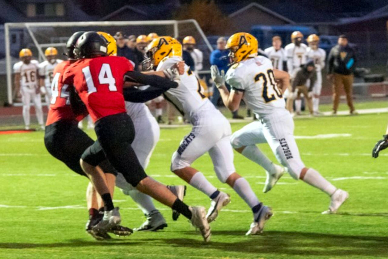 MATT BAIDE | SHELTON-MASON COUNTY JOURNAL Aberdeen running back Jeremy Sawyer (20) carries the football against Shelton in a Kansas tiebreaker on Monday in Centralia. Sawyer has 1,180 yards and 12 touchdowns this season. Aberdeen faces No. 2 Ridgefield in a regional play-in game on Friday.