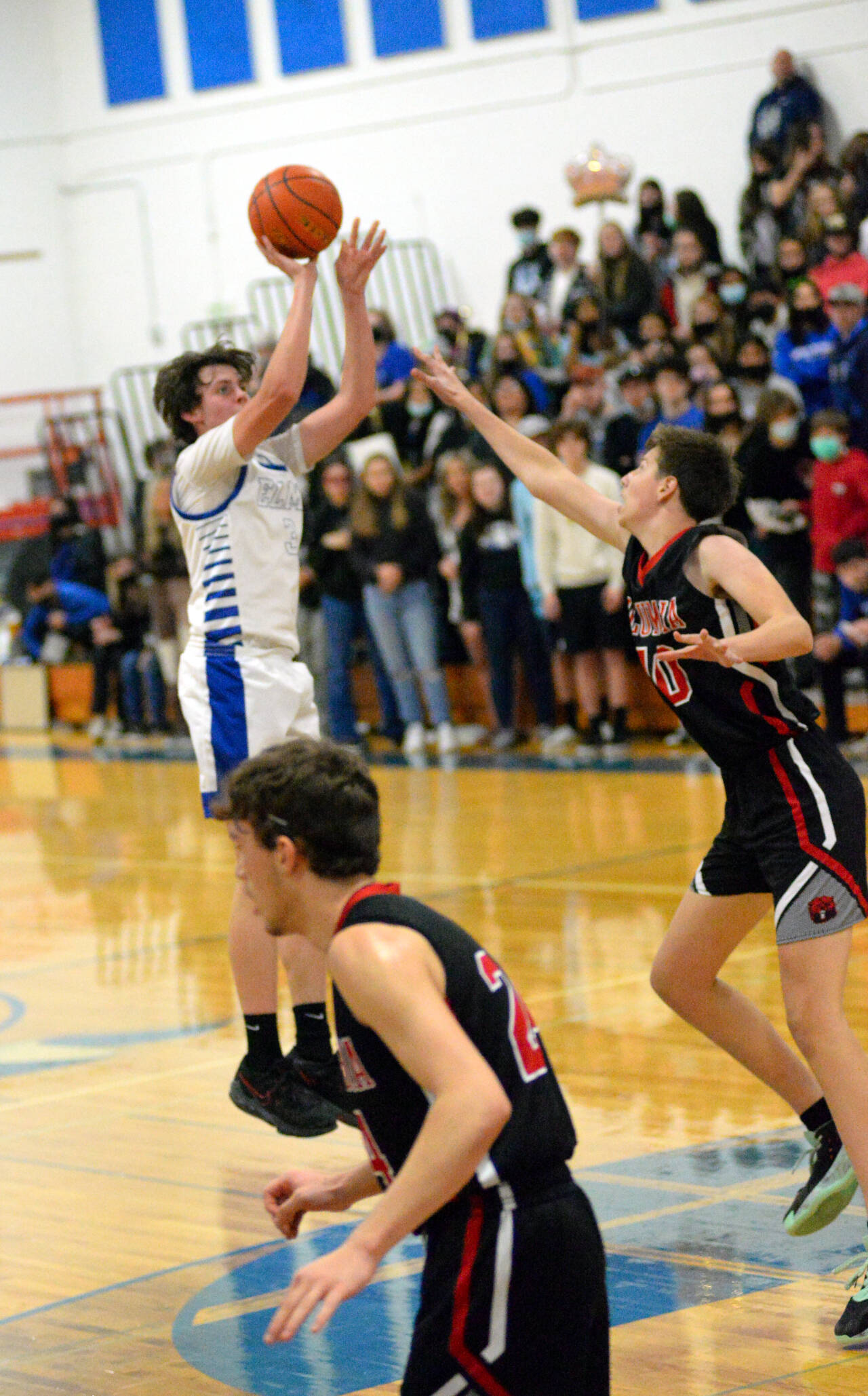 RYAN SPARKS | THE DAILY WORLD
Elma's Logan Witt hits a jump shot during the Eagles 69-46 victory on Friday in Elma. Witt scored 20 points to lead all scorers.