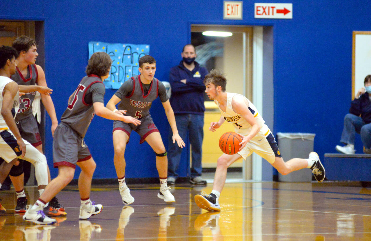 RYAN SPARKS | THE DAILY WORLD
Aberdeen senior Andrew Troeh, right, looks to drive against Hoquiam’s Owen McNeill (5) during Hoquiam’s 60-46 victory on Thursday, Dec. 16, 2021, in Aberdeen.