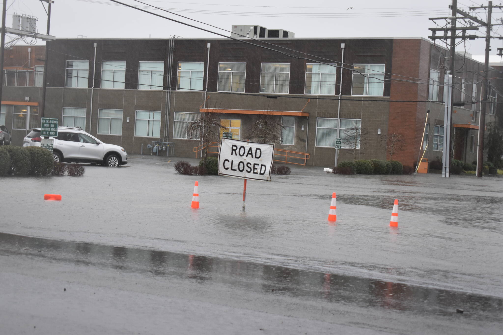 Matthew N. Wells | The Daily World
Heavy rain and a high tide hit Aberdeen on Thursday afternoon, Jan. 6, 2022. The combination shuttered South M Street in Aberdeen. Floodwaters also closed numerous other streets in Grays Harbor County.