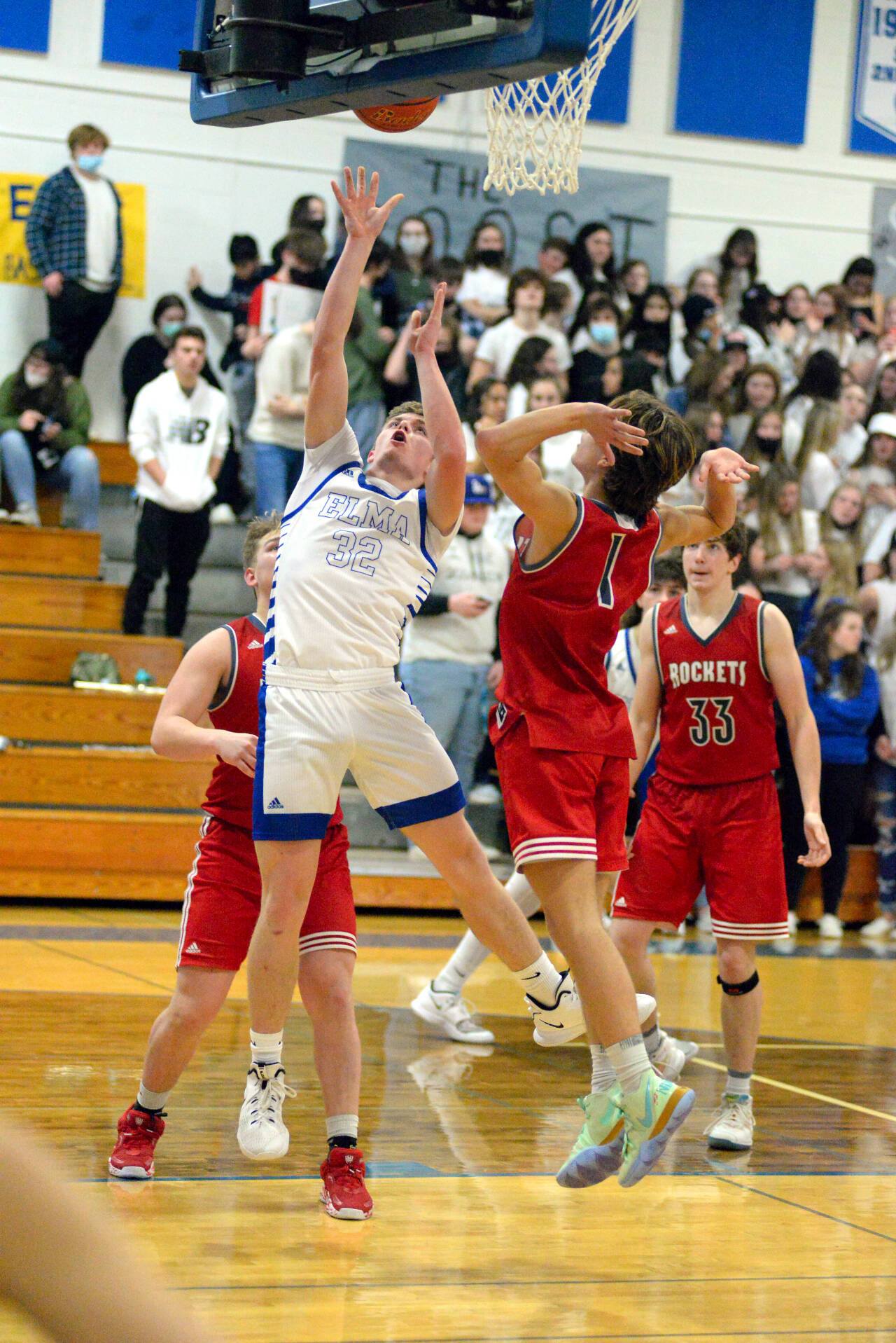 RYAN SPARKS | THE DAILY WORLD Elma’s Jerred Bailey (32) scores while being defended by Castle Rock’s Trystin Marin (1) during the Eagles’ 57-47 loss in the 1A District 4 Tournament on Thursday in Elma.