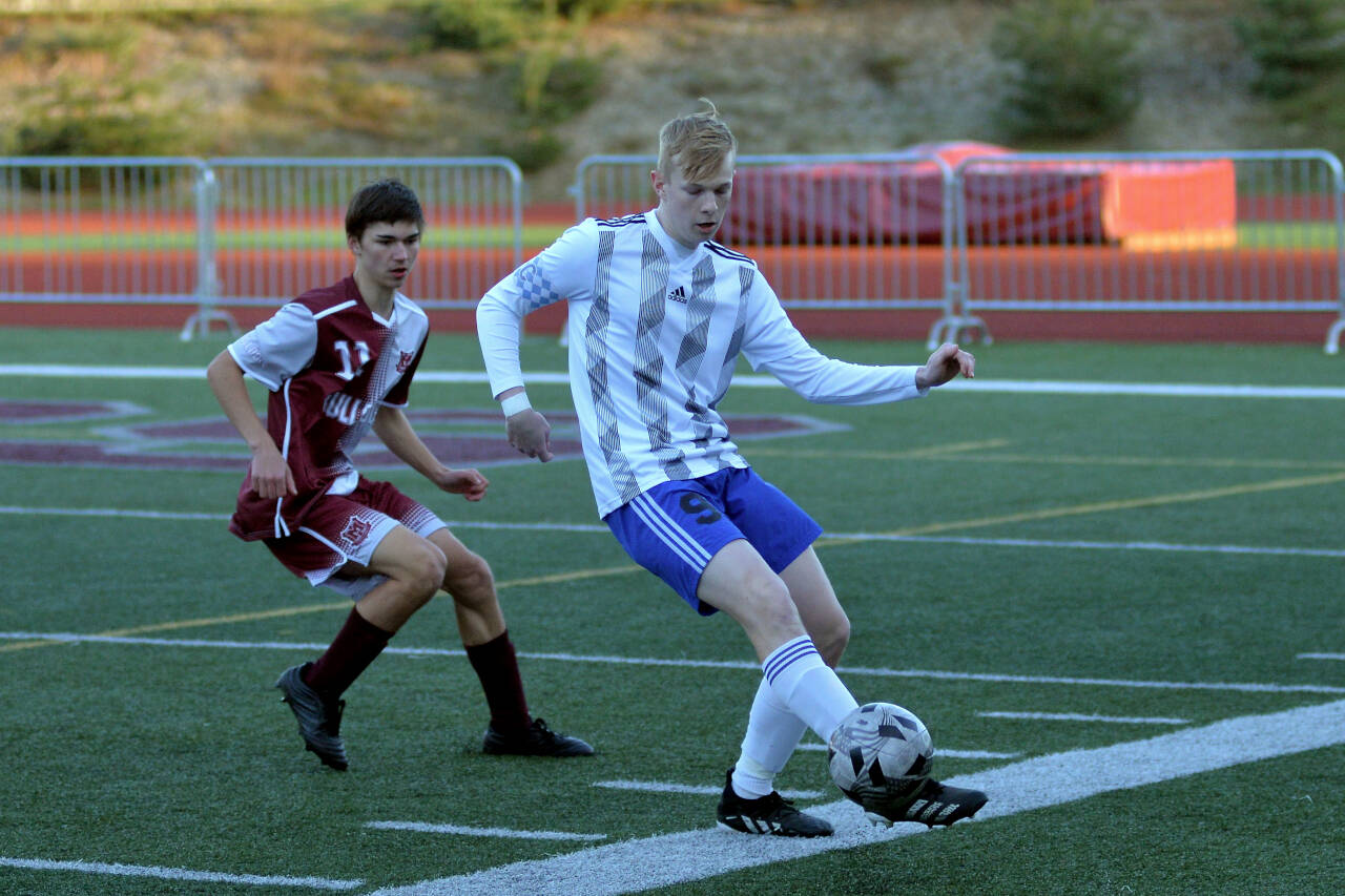 RYAN SPARKS | THE DAILY WORLD Elma senior forward Canon Seaberg, right, maintains possession while being defended by Montesano’s Michael Neal during the Eagles’ 3-1 victory at Jack Rottle Field on Wednesday.