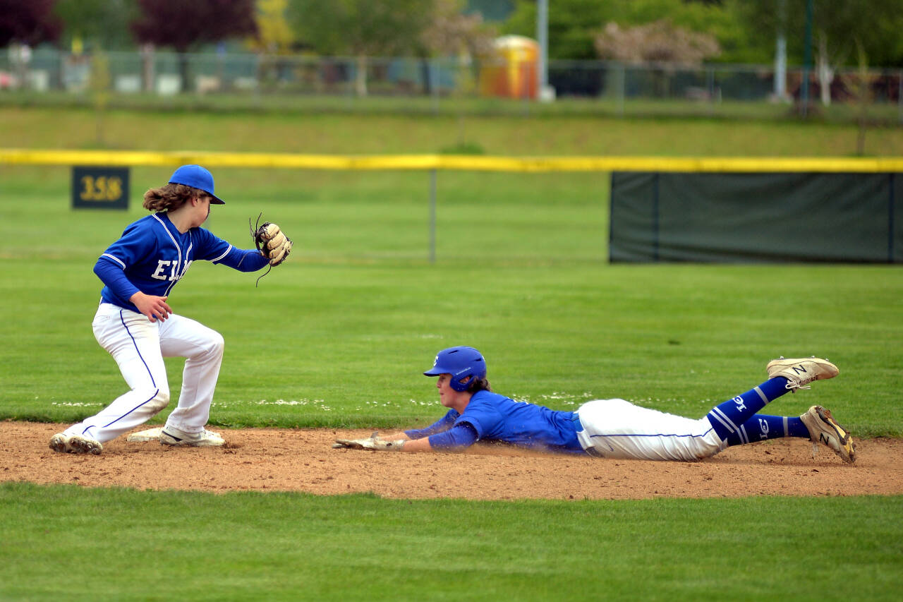 RYAN SPARKS | THE DAILY WORLD Elma infielder Jack Alexander, left, attempts to tag out La Center baserunner Smith Stimmel during the Eagles’ 3-0 loss in the 1A District 4 championship game on Friday at Castle Rock High School.