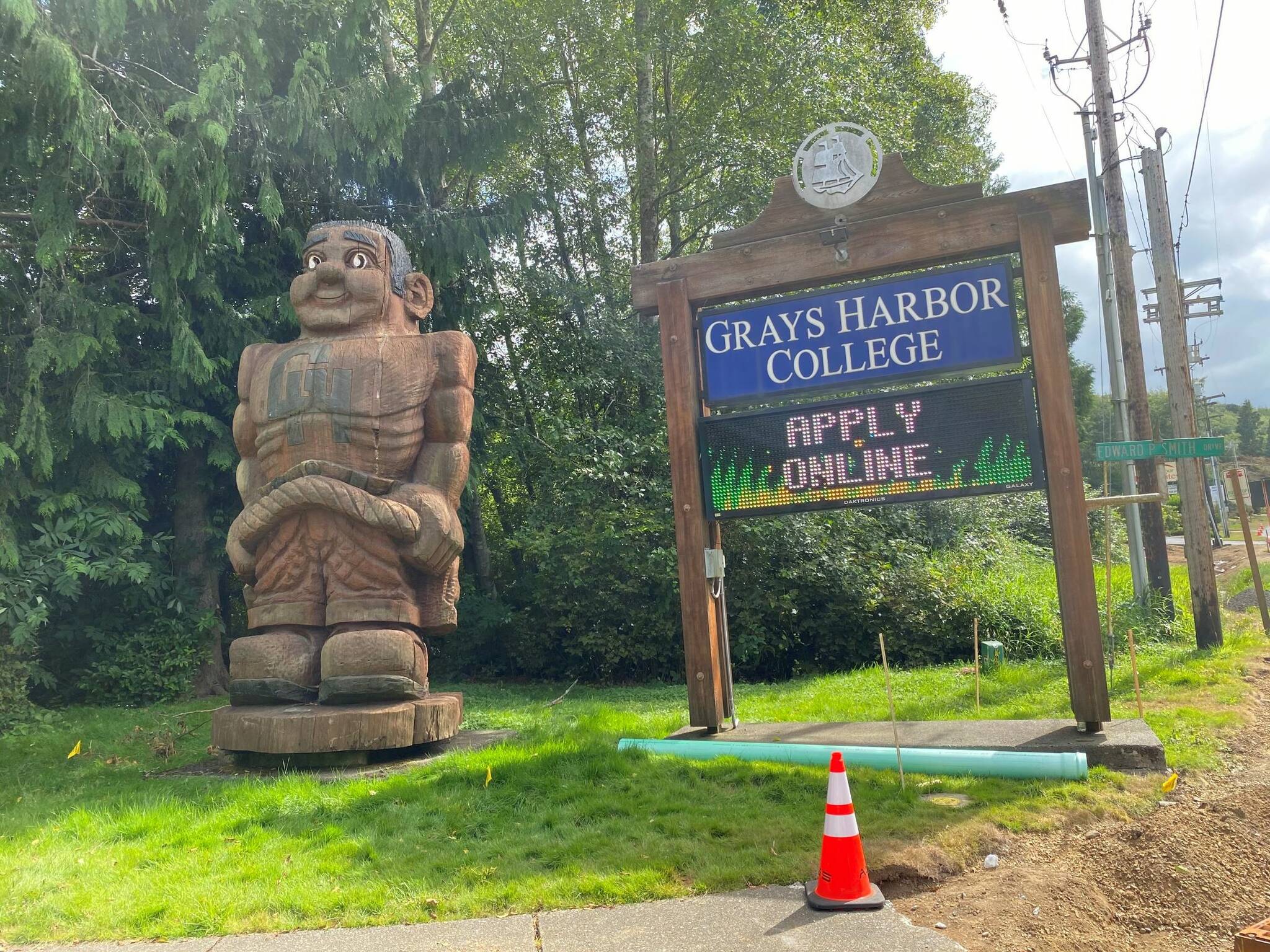 A sign for Grays Harbor College in Aberdeen encourages people to apply online. The Daily World | File Photo