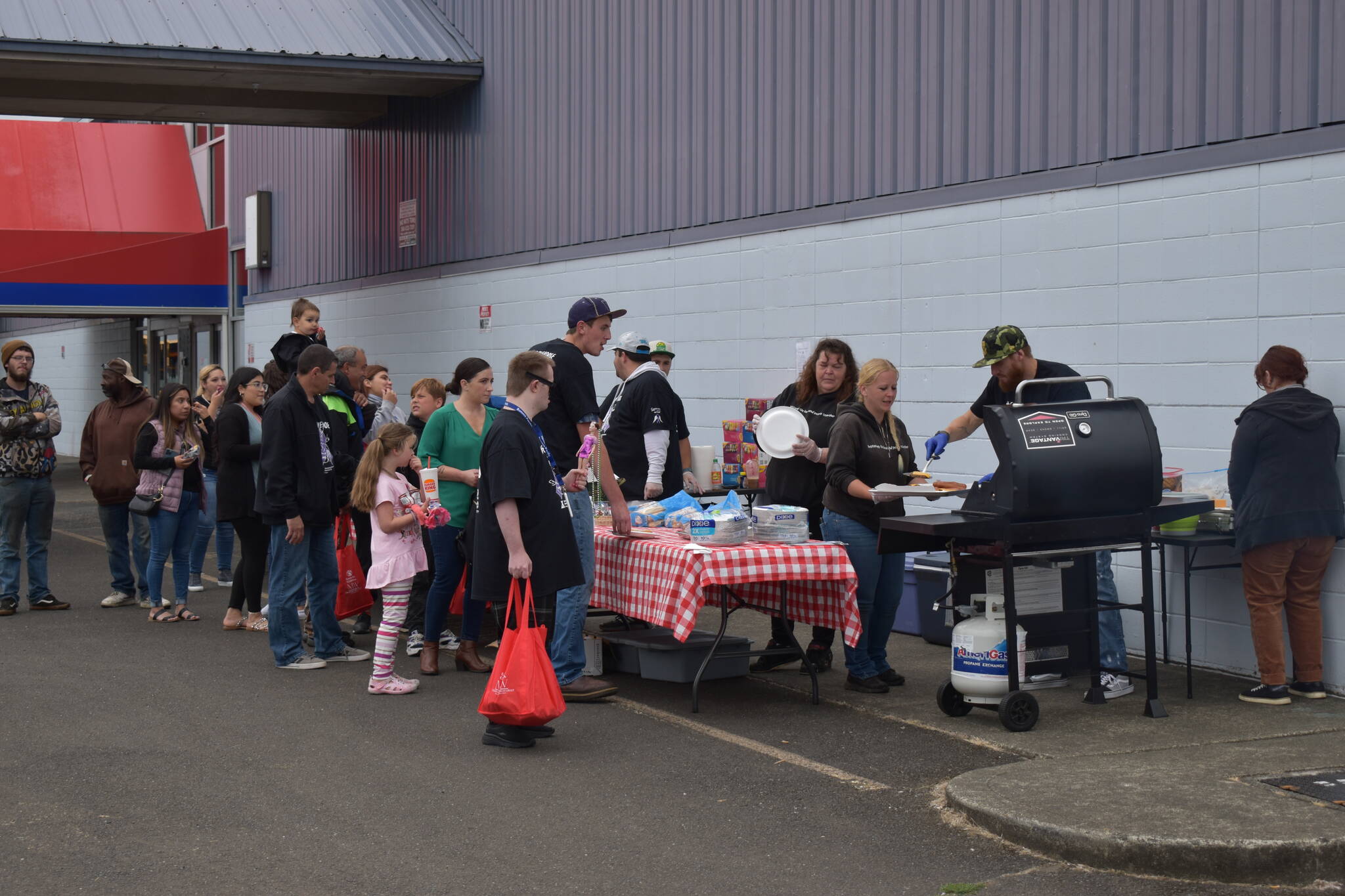 Allen Leister | The Daily World
Free food was provided to the more than 100 people who attended the first annual Overdose Awareness Day event on Aug. 31, 2022, in Aberdeen. Free T-shirts, giveaways, and entertainment for children produced an enjoyable family-friendly environment.