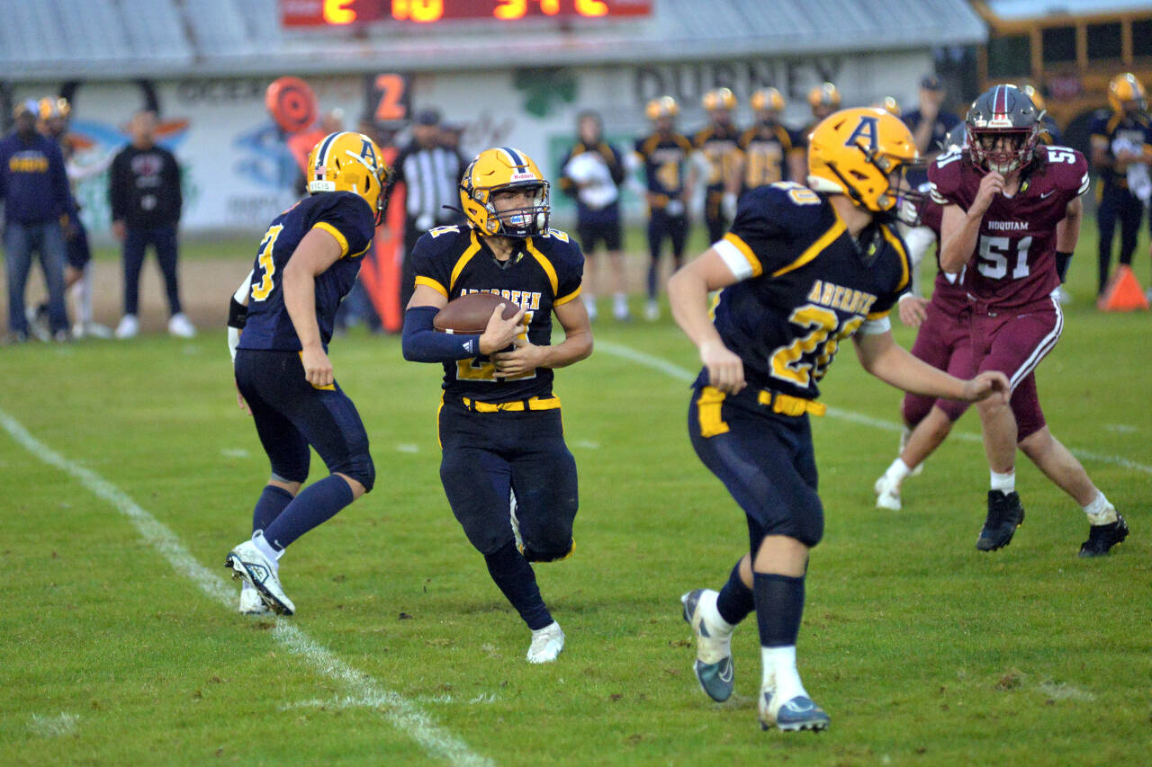 DAILY WORLD FILE PHOTO
Aberdeen running back Trey Anderson (21) and his Bobcats teammates will travel to Montesano to take on the Bulldogs at 7 p.m. on Friday, Sept. 9, 2022.