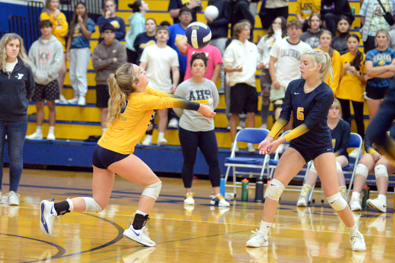 RYAN SPARKS | THE DAILY WORLD Aberdeen’s Claire Mottinger, left, records a dig while teammate Savannah Strickland (6) looks on in the Bobcats’ 3-0 loss to Hoquiam on Tuesday, Sept. 13, 2022 in Aberdeen.