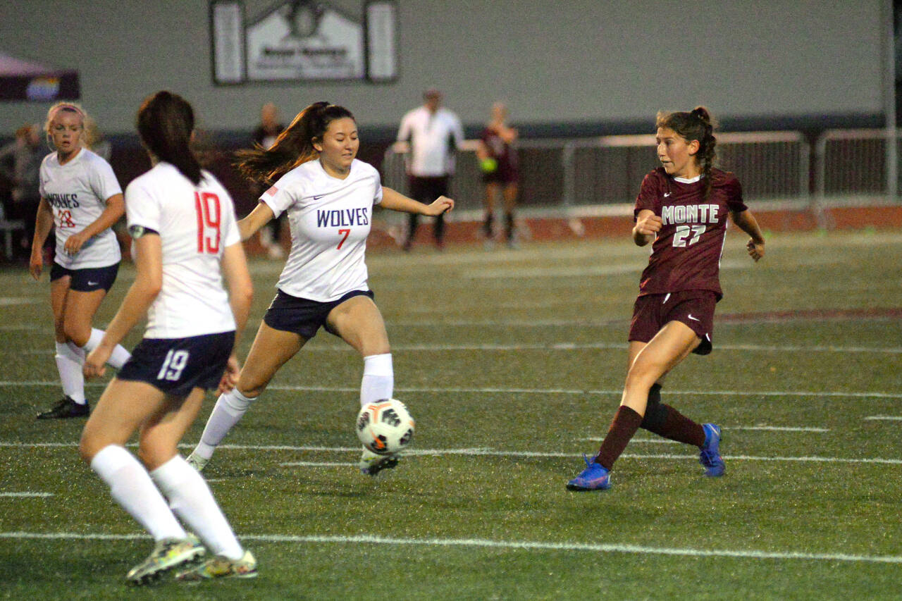 RYAN SPARKS | THE DAILY WORLD Montesano’s Annabelle Estrada (27) makes a pass to forward Mikayla Stanfield (not pictured) for a goal in the Bulldogs’ 6-1 win on Thursday, Sept. 22, 2022 at Jack Rottle Field in Montesano.