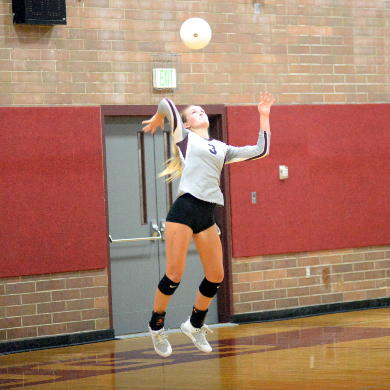 RYAN SPARKS | THE DAILY WORLD Montesano libero Ashlyn Devereaux had eight digs and two kills during a loss to Castle Rock on Thursday, Sept. 22, 2022 in Montesano.