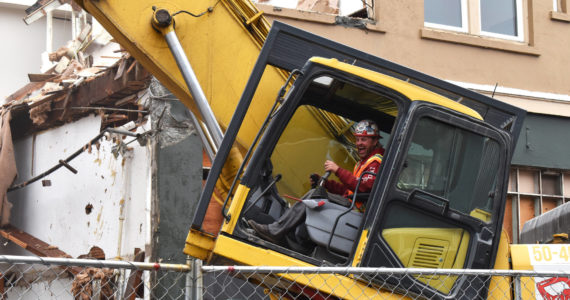 (Matthew N. Wells | The Daily World)
Jason Mellick, operator with Ascendent Demolition, appears to enjoy himself on Tuesday morning, Sept. 27, as he carefully and deliberately tears down sections of the South H Street side of the two-story Grays Harbor Transportation Authority building. The building’s official address is 300 E. Wishkah St., according to the Grays Harbor Tax Assessor’s website.