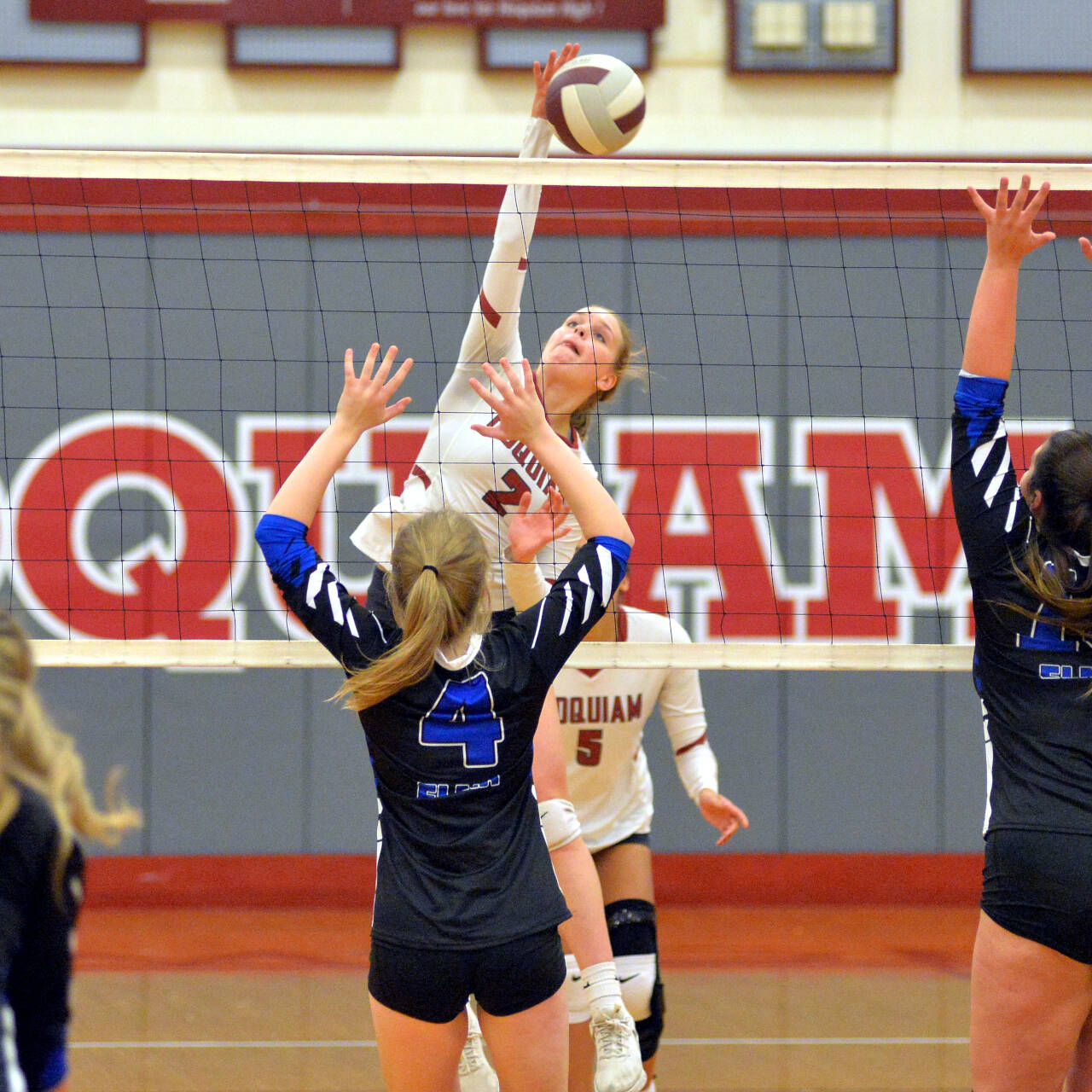 RYAN SPARKS | THE DAILY WORLD Hoquiam junior middle blocker Kristina Goulet (2) rises for a kill while Elma’s Hannah Warren (4) defends during the Grizzlies’ straight-set victory on Tuesday, Sept. 27, 2022 in Hoquiam.