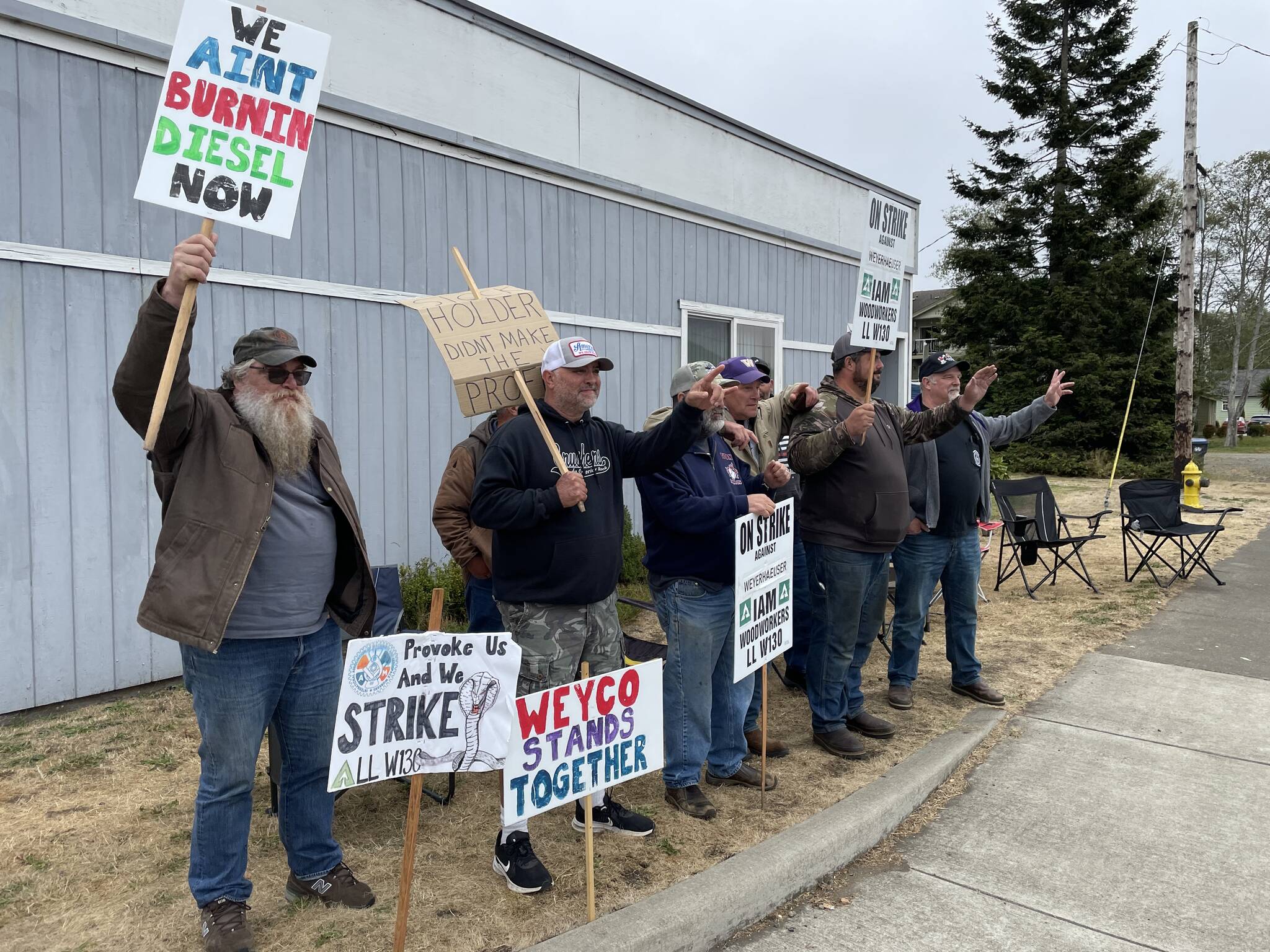 Michael S. Lockett / The Daily World
Union members picket against Weyerhaeuser near the company’s South Aberdeen facility on Tuesday.