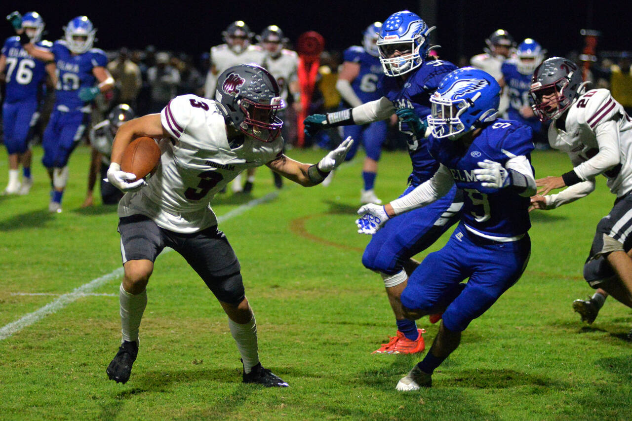 RYAN SPARKS | THE DAILY WORLD Hoquiam wide receiver Owen McNeill (3) faces off against Elma defender Kyren Hackney (9) during the Grizzlies’ 33-30 win over Elma on Friday in Elma. O’Neill had two second half touchdowns to help secure the victory.