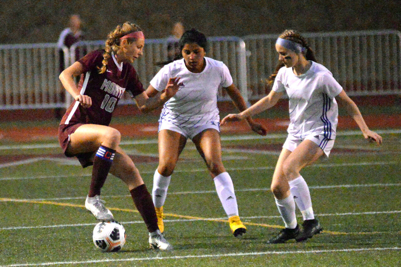 RYAN SPARKS | THE DAILY WORLD Montesano’s Mikayla Stanfield (10) dribbles against Elma defenders Valerie Echeverria, right, and Diana Guzman during Monte’s 2-1 win on Tuesday in Montesano.