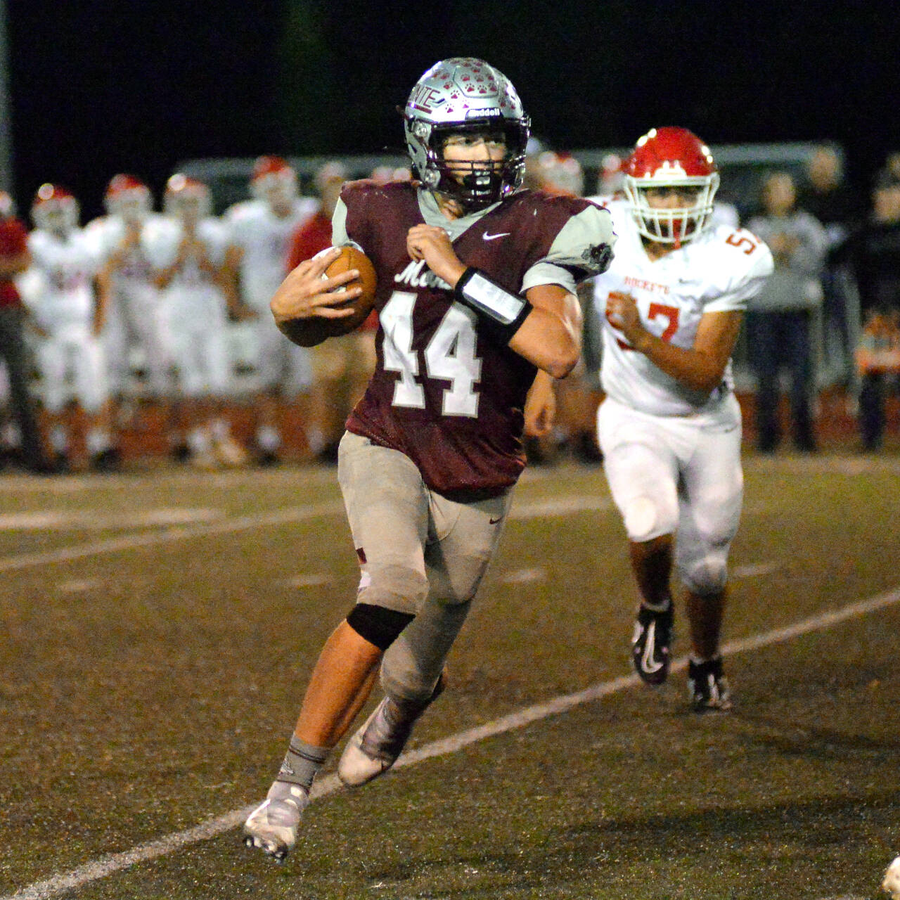 DAILY WORLD FILE PHOTO 
Montesano running back Gabe Bodwell (44) and the Bulldogs have a league matchup against No. 10 Tenino on Friday in Montesano. If Montesano wins its final two regular-season games, the Bulldogs will reclaim their throne atop the 1A Evergreen League.