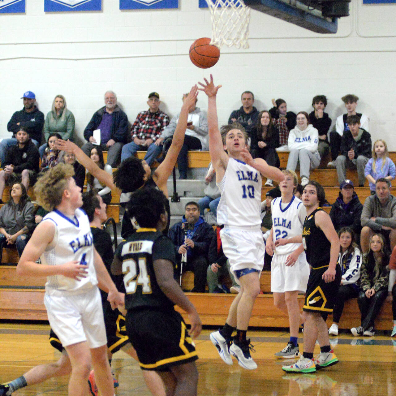 RYAN SPARKS | THE DAILY WORLD Elma’s Traden Carter (10) puts up a shot during the Eagles’ 65-24 victory over North Beach on Wednesday, Nov. 30, 2022 at Elma High School.