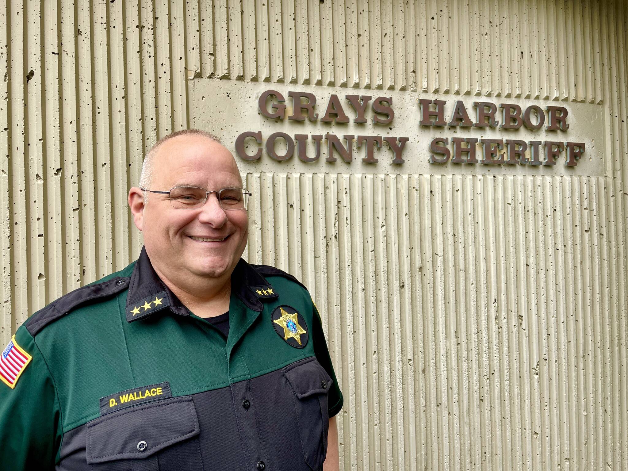 Sheriff Darrin Wallace poses in front of the sheriff’s office on Jan. 5. Wallace was sworn in as the sheriff of Grays Harbor County last week. (Michael S. Lockett / The Daily World)