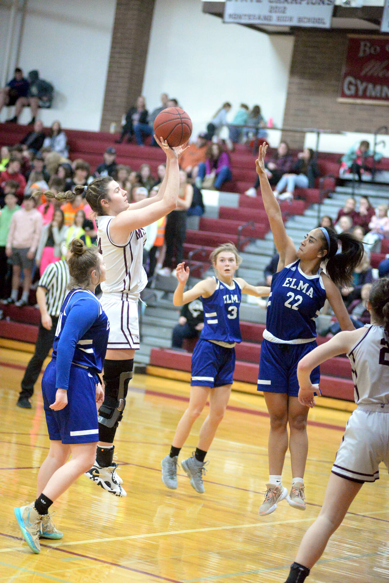 RYAN SPARKS | THE DAILY WORLD Montesano senior McKynnlie Dalan, left, hits a jumper while being defended by Elma’s Eliza Sibbett (22) during the Bulldogs’ 84-19 victory on Tuesday in Montesano. Dalan scored a game high 30 points in the East County Civil War matchup.