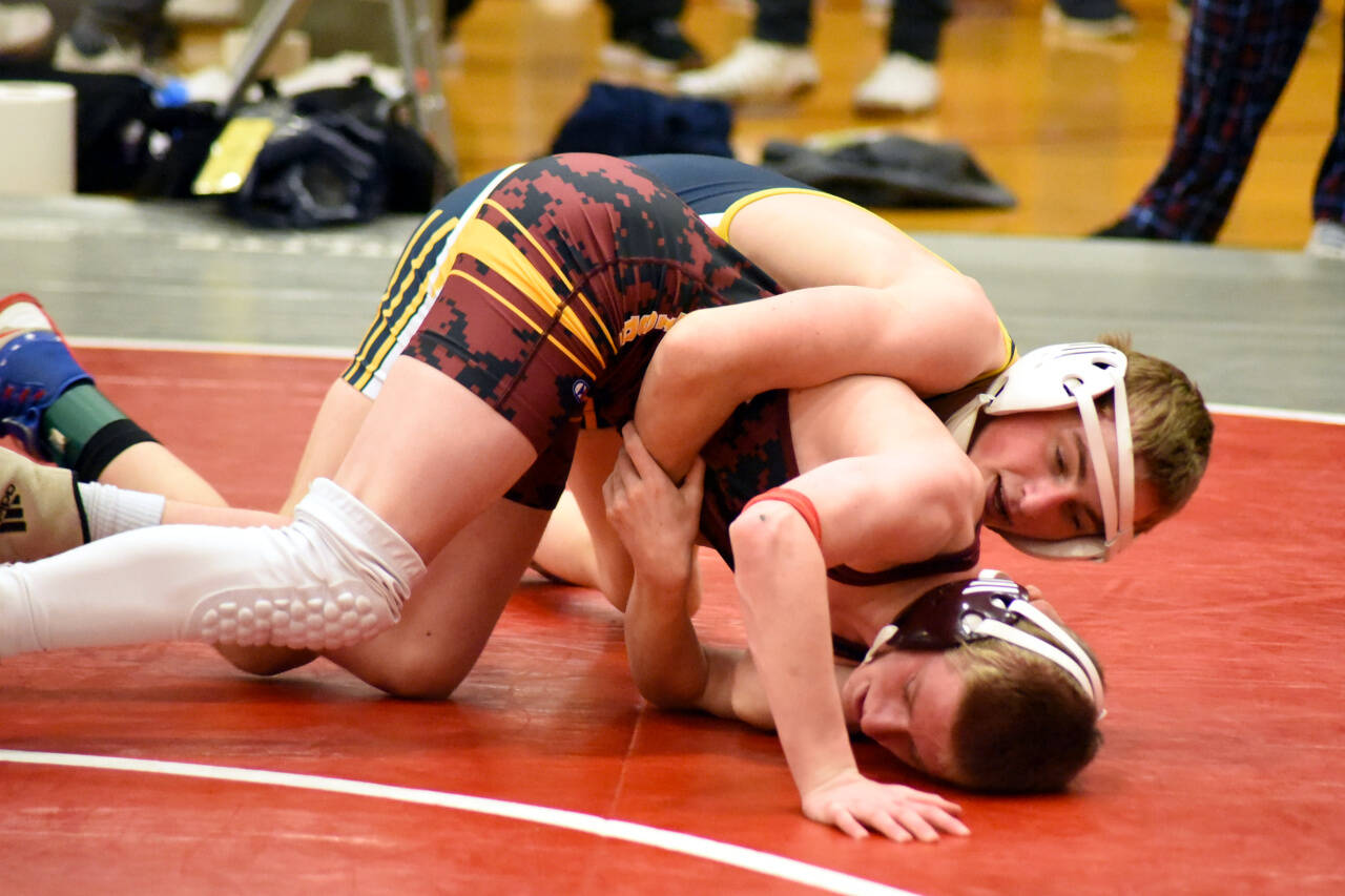 PHOTO BY SUE MICHALAK BUDSBERG Aberdeen’s Tyler Caskey, top, controls Cle Elum’s Colin O’Cain during Caskey’s 11-7 victory in the 120-pound final of the Grizzly Alumni Invitational on Saturday in Hoquiam.