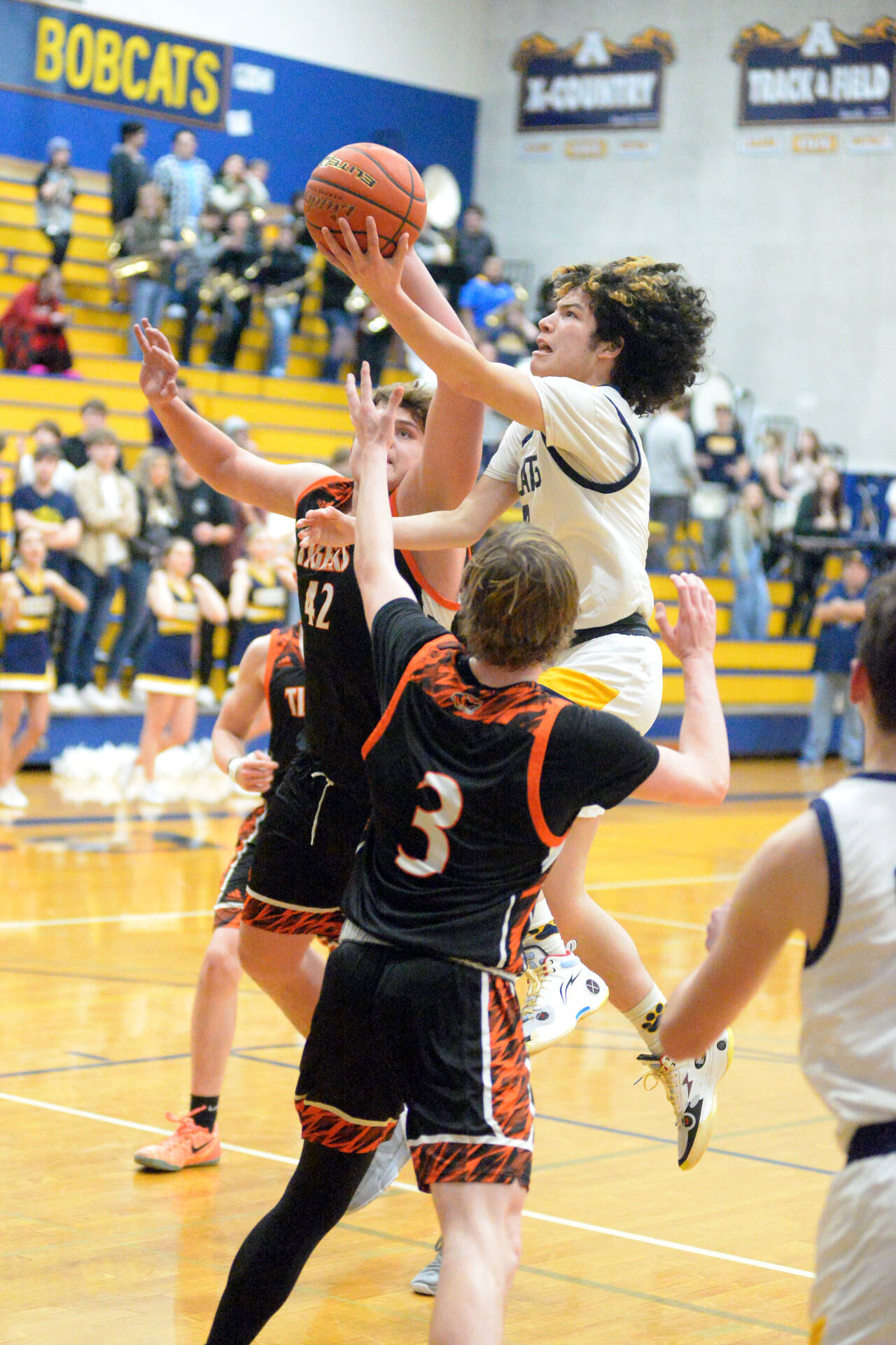 RYAN SPARKS / THE DAILY WORLD
Aberdeen’s Manny Garcia glides to the basket against Centralia’s Cohen Ballard (3) during the Bobcats’ 50-49 win on Tuesday at Sam Benn Gym in Aberdeen.