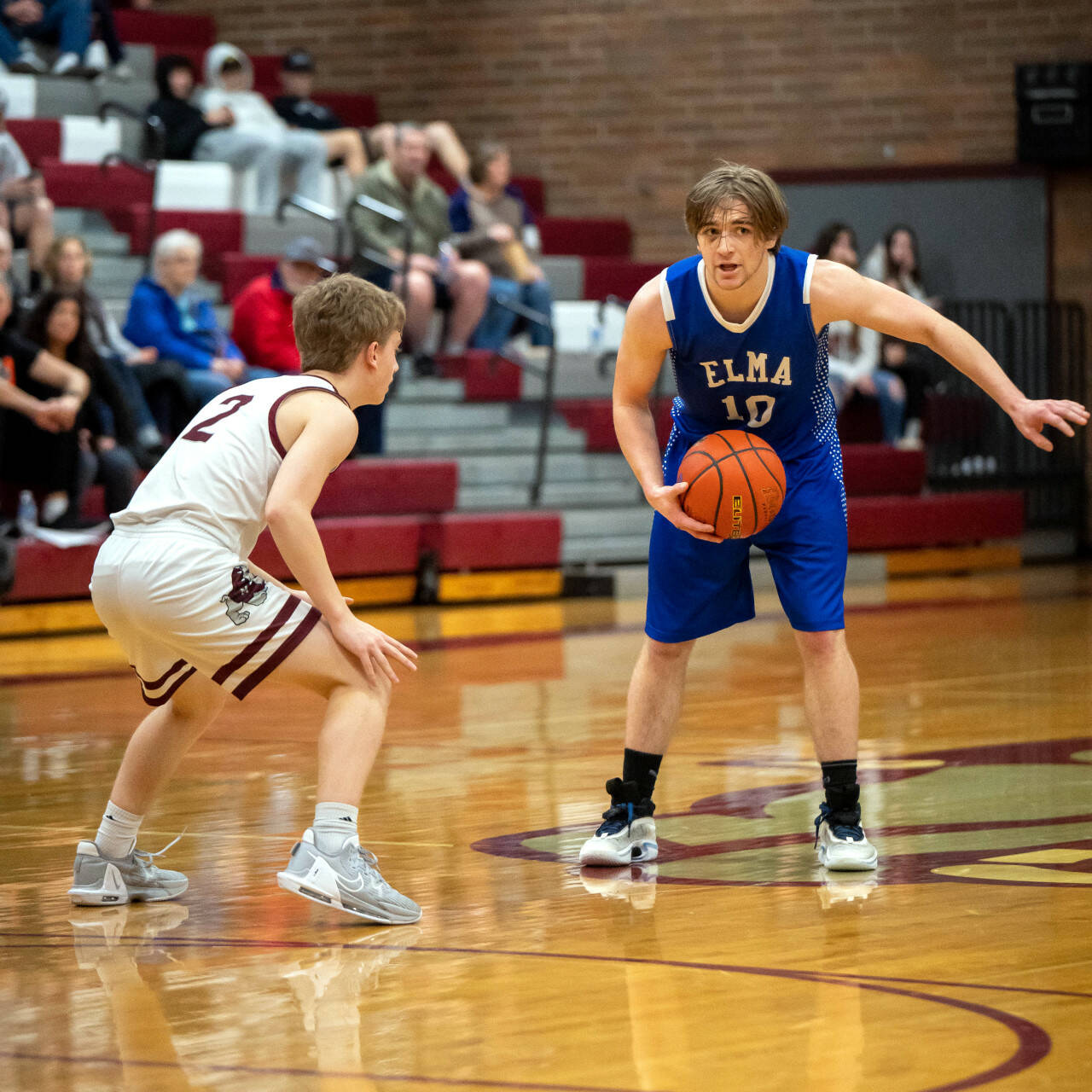 RYAN SPARKS | THE DAILY WORLD Elma guard Traden Carter (10) runs the offense against Montesano’s Christian Olsen during the Eagles’ 50-34 victory on Thursday in Montesano.