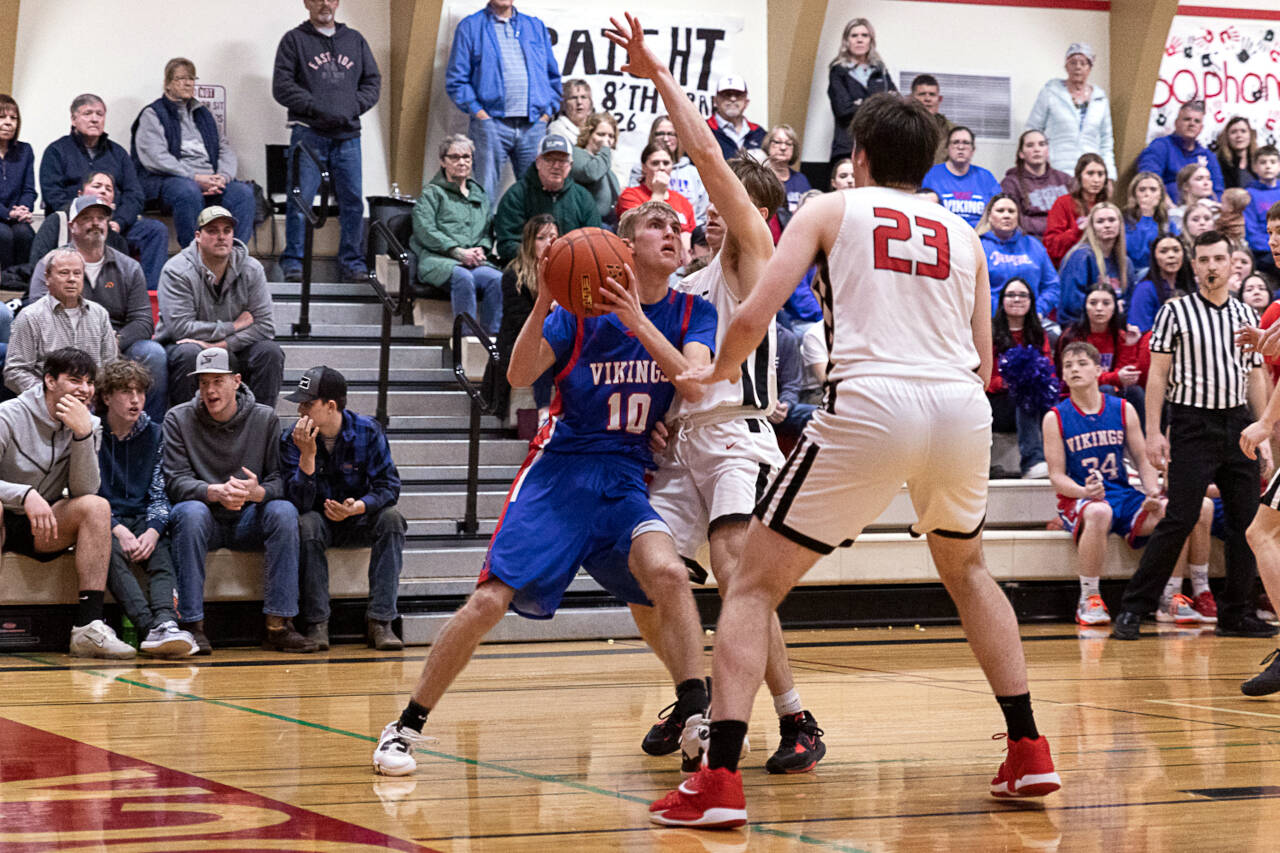 ALEC DIETZ | THE CHRONICLE Willapa Valley guard Riley Pearson (12) looks to get past the Mossyrock defense in a 51-49 win on Friday at Mossyrock High School.