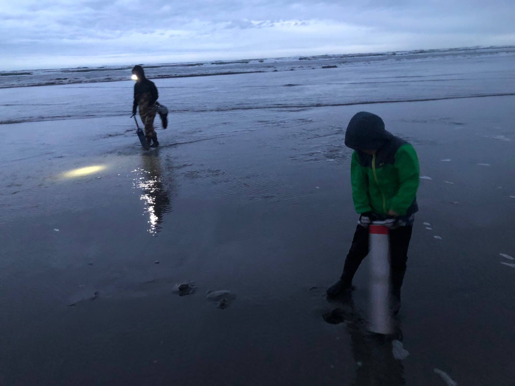 Michael Wagar / The Daily World
A mother and son dig razor clams Saturday evening at Mocrocks.