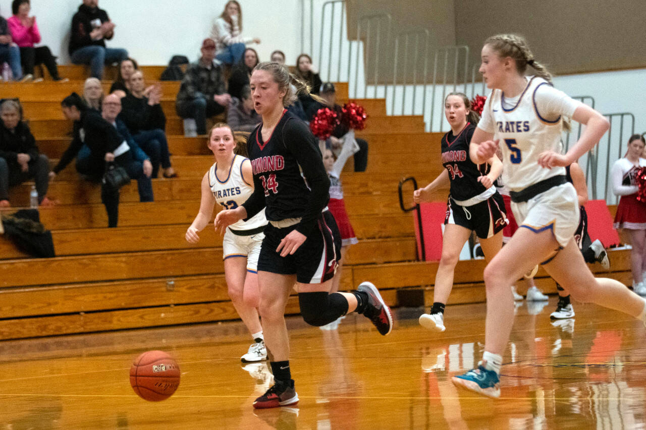 JOSH KIRSHENBAUM / THE CHRONICLE
Raymond sophomore Karsyn Freeman (24) pushes the ball up the court during the Seagulls’ 59-21 loss to Adna in the 2B District 4 Tournament on Tuesday at Rochester High School.