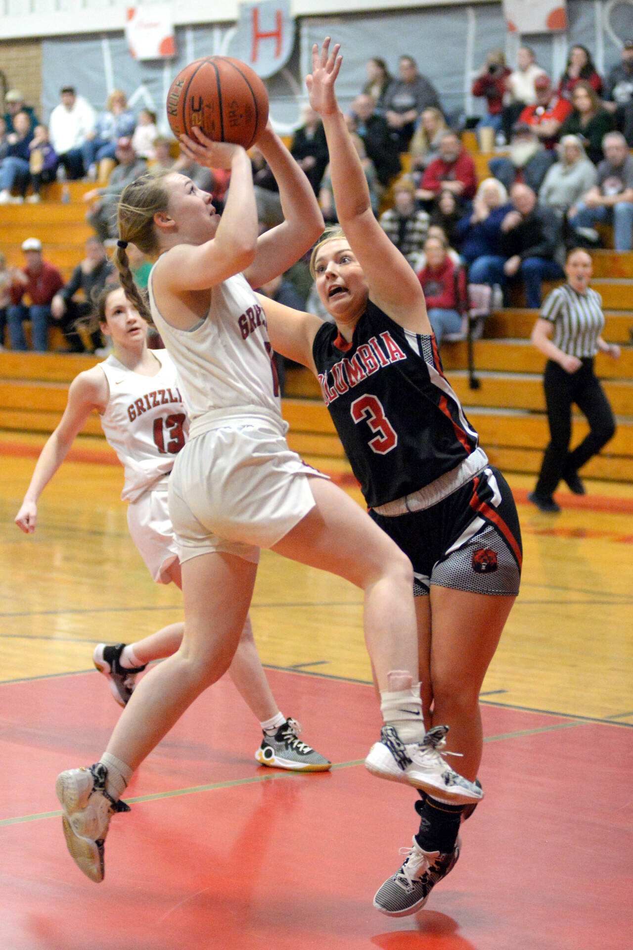 RYAN SPARKS | THE DAILY WORLD Hoquiam’s Ella Folkers drives the lane against Columbia-White Salmon’s Sydney Aman during the Grizzlies’ 52-44 overtime victory in the 1A District 4 third-place game on Friday in Castle Rock.