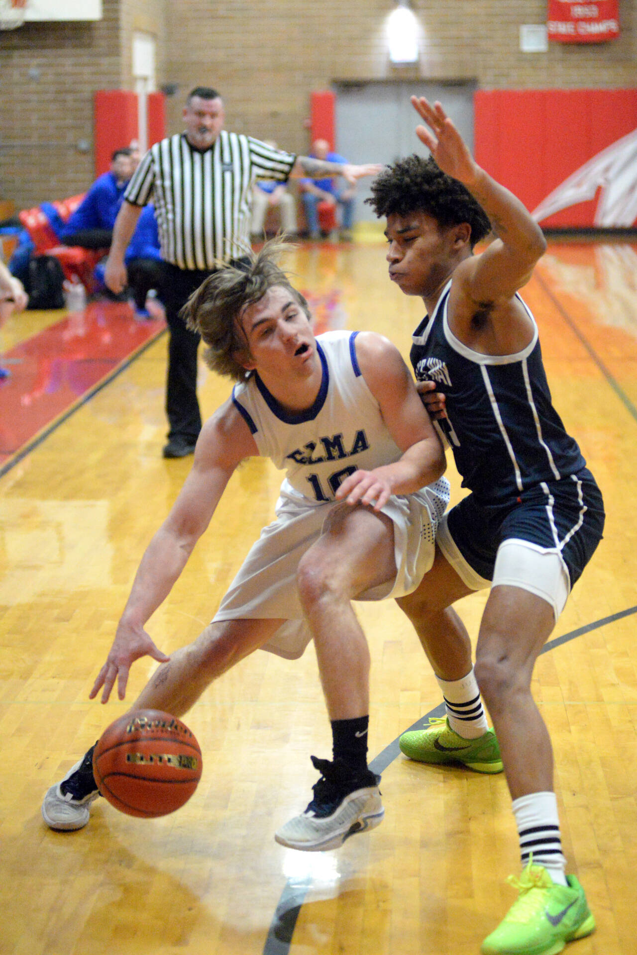 RYAN SPARKS | THE DAILY WORLD Elma guard Traden Carter, left, dribbles against King’s Way Christian’s Jamison Duke during the Eagles’ 61-53 loss in the 1A District 4 Championship game on Saturday at Castle Rock High School.