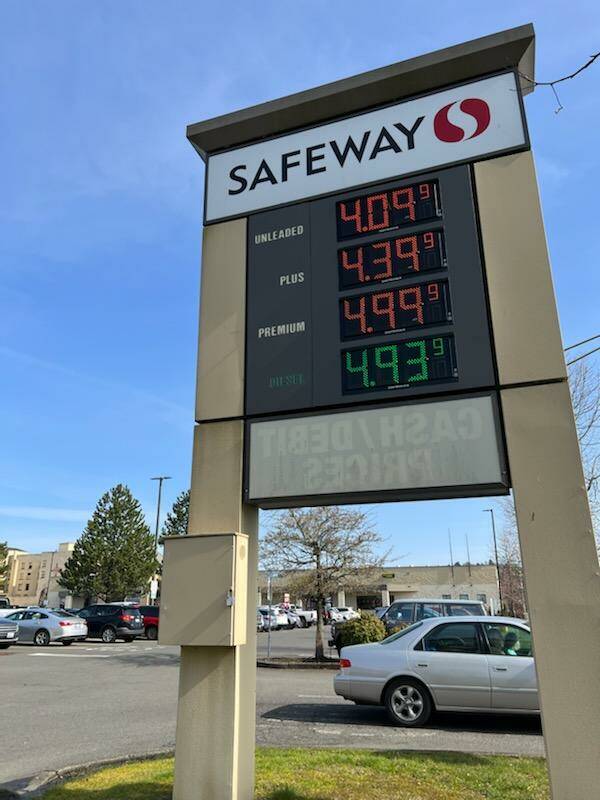 Photos by Clayton Franke / The Daily World
Gas stations located at the Aberdeen Safeway and Aberdeen Q-mart provide some of the lowest gas prices throughout Grays Harbor at $4.09 per gallon for unleaded gas. Drivers who need higher-grade gas or diesel will, unfortunately, be hard-pressed to find prices outside the proximity of $5 a gallon without traveling outside the county.