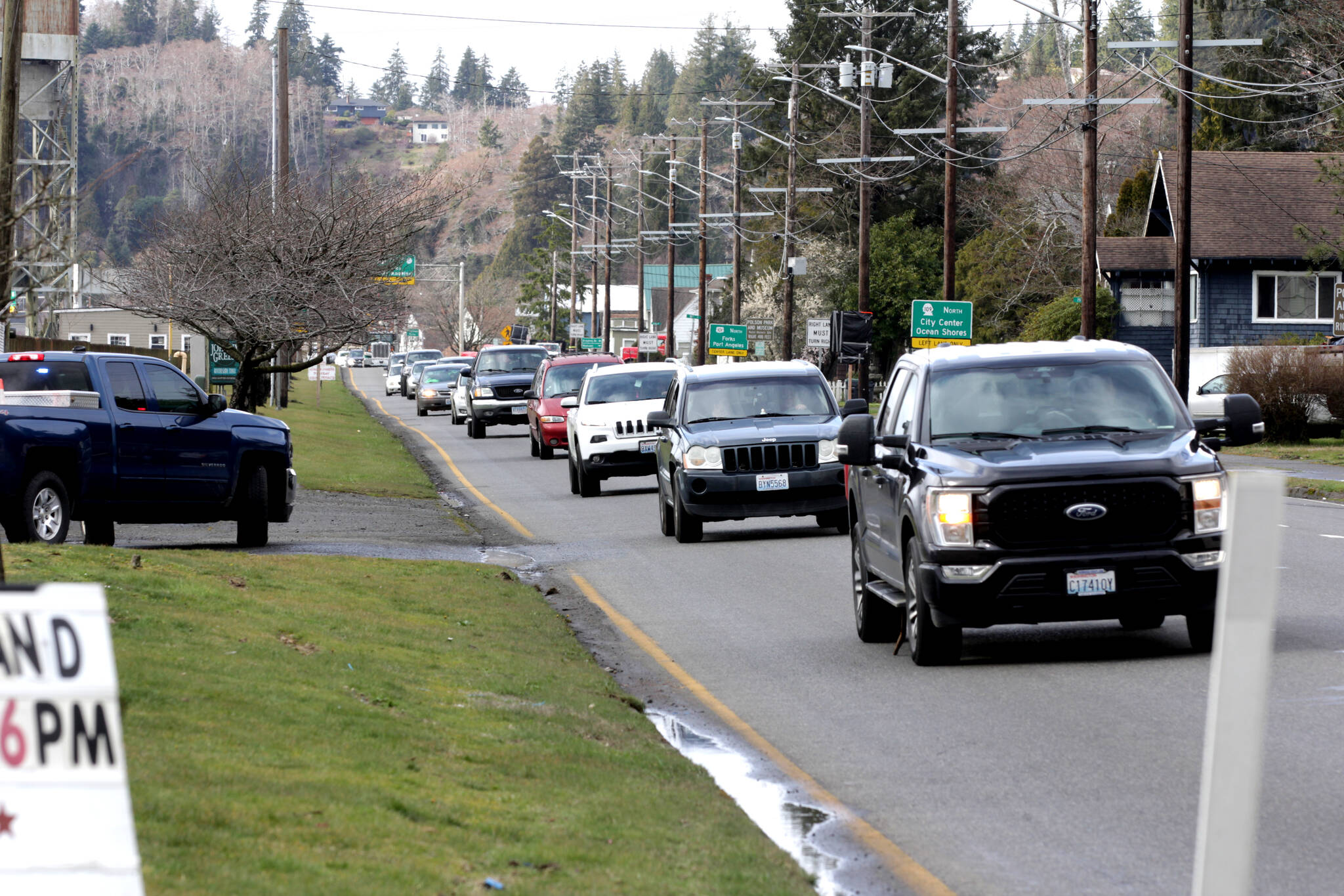 The timing of a bridge malfunction in Hoquiam Monday afternoon made for heavy traffic while police and public works crews directed alternating flows of traffic to bleed off pressure. (Michael S. Lockett / The Daily World)