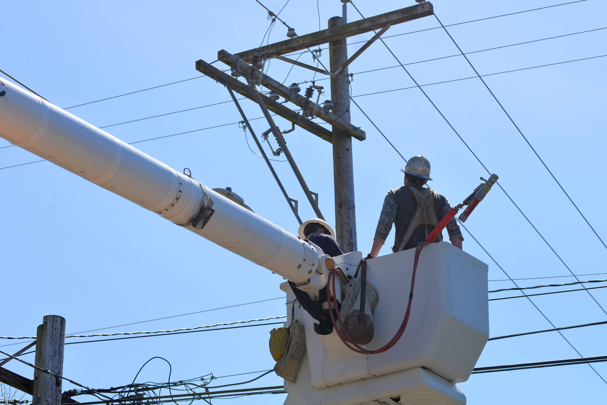 A Grays Harbor PUD lineman inspects damaged lines on a pole in 2021. Multiple outages occurred over the weekend due to gusty weather. (The Daily World File)