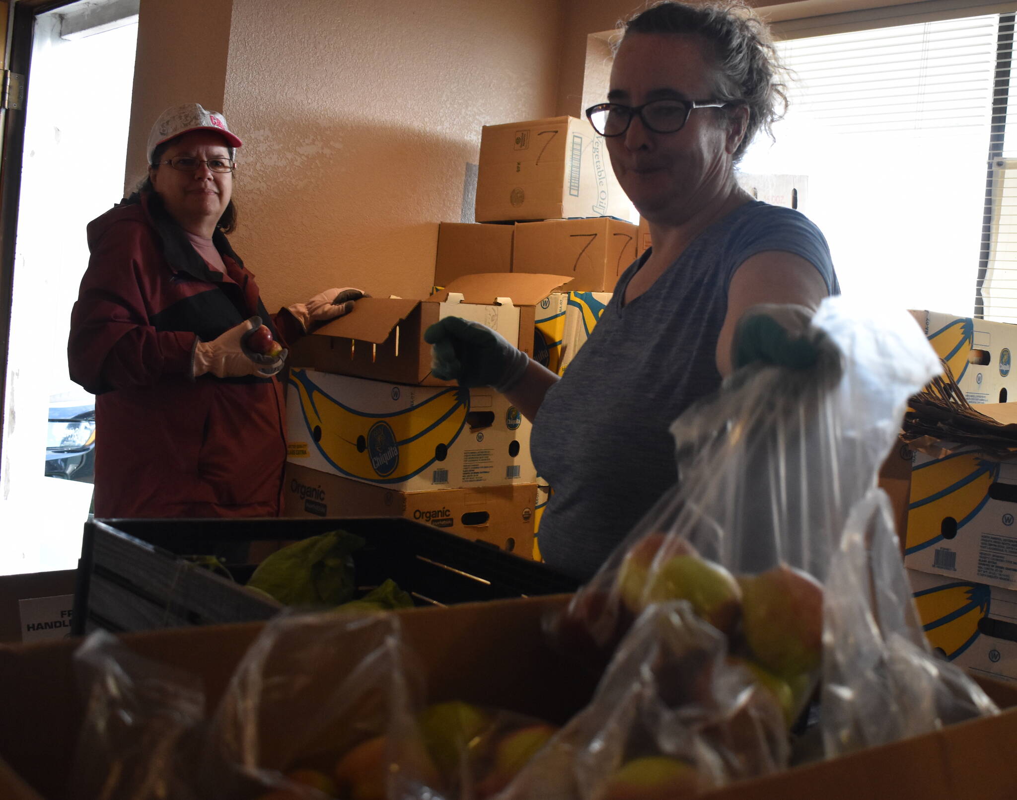 Clayton Franke / The Daily World
Kerri Bramstedt, right, and Joelle Buckman prepare bags of apples at the Aberdeen Food Bank on Sept. 19.