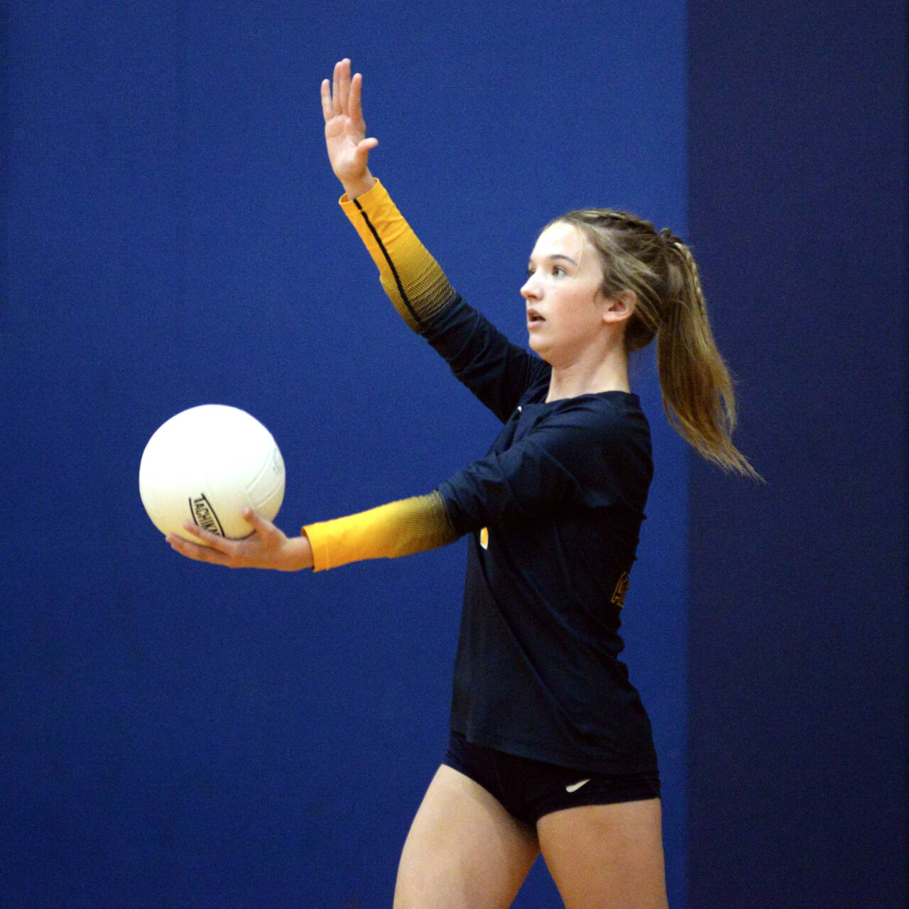 RYAN SPARKS | THE DAILY WORLD Aberdeen senior Claire Mottinger readies a serve during a straight-set win over Rochester on Thursday in Aberdeen.