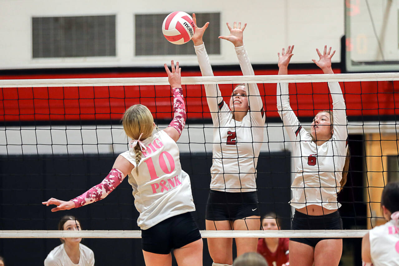 Hoquiam’s Kristina Goulet (2) and Leighann Bratt set up a block during the first set of Hoquiam’s 3-1 win at Tenino on Tuesday.