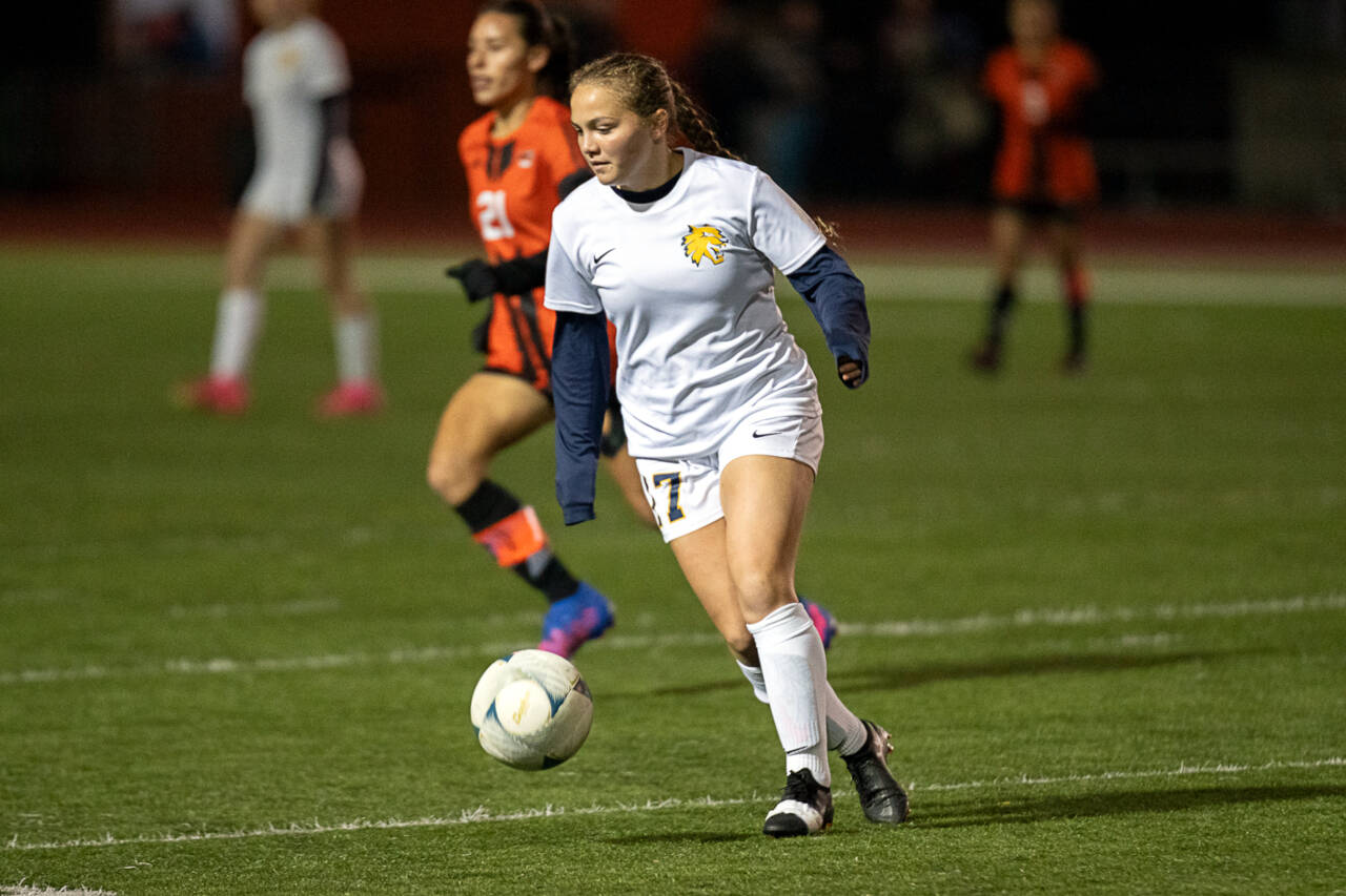 JOSH KIRSHENBAUM | THE CHRONICLE Aberdeen’s Scotlyn Lecomte turns on the ball during the first half of Aberdeen’s 1-0 penalty-kick shootout victory over Centralia on Thursday in Centralia.