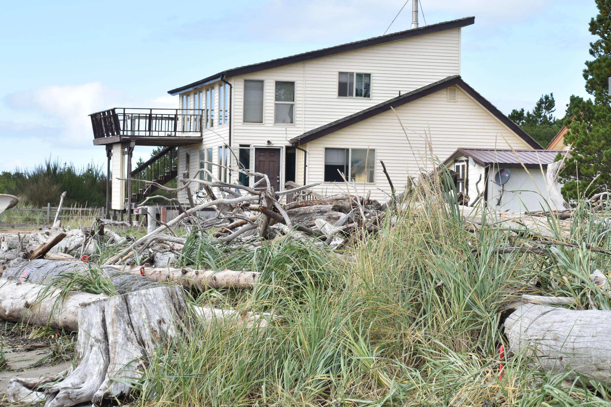 Clayton Franke / The Daily World
Residents on Marine View Drive in Ocean have stacked up driftwood logs to brace their houses from storm swells and king tides forecast for this winter.