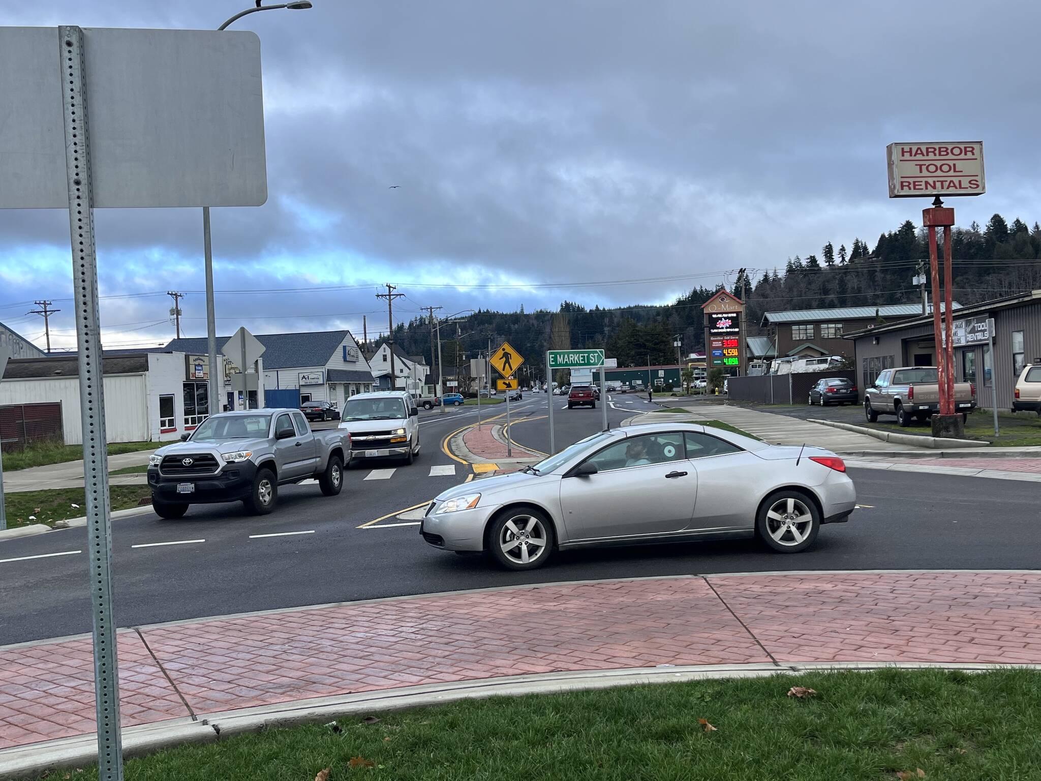 Traffic yields for a driver at the edge of the roundabout on Market Street in Aberdeen. The roundabout could get a facelift in 2024 after the city council approved Aberdeen's Parks and Recreation Director Stacie Barnum to apply for a $50,000 grant from Grays Harbor Community Foundation. While the overall council approved, not everyone was onboard as they cited concerns about safety for the drivers and the pedestrians who use the roundabout. (Matthew N. Wells / The Daily World)