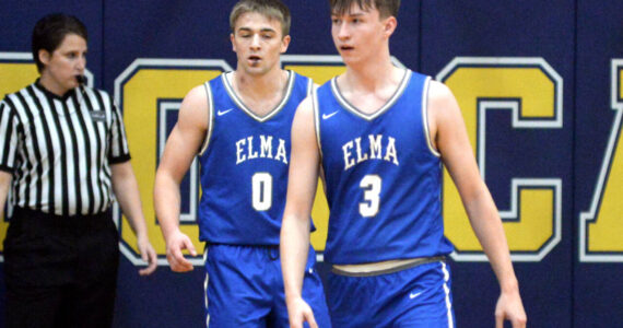 DAILY WORLD FILE PHOTO Elma’s AJ Holmes (3) and Traden Carter (0), seen here in a file photo, split their first two games at the Seaside Holiday Classic on Thursday and Friday in Seaside, Oregon.