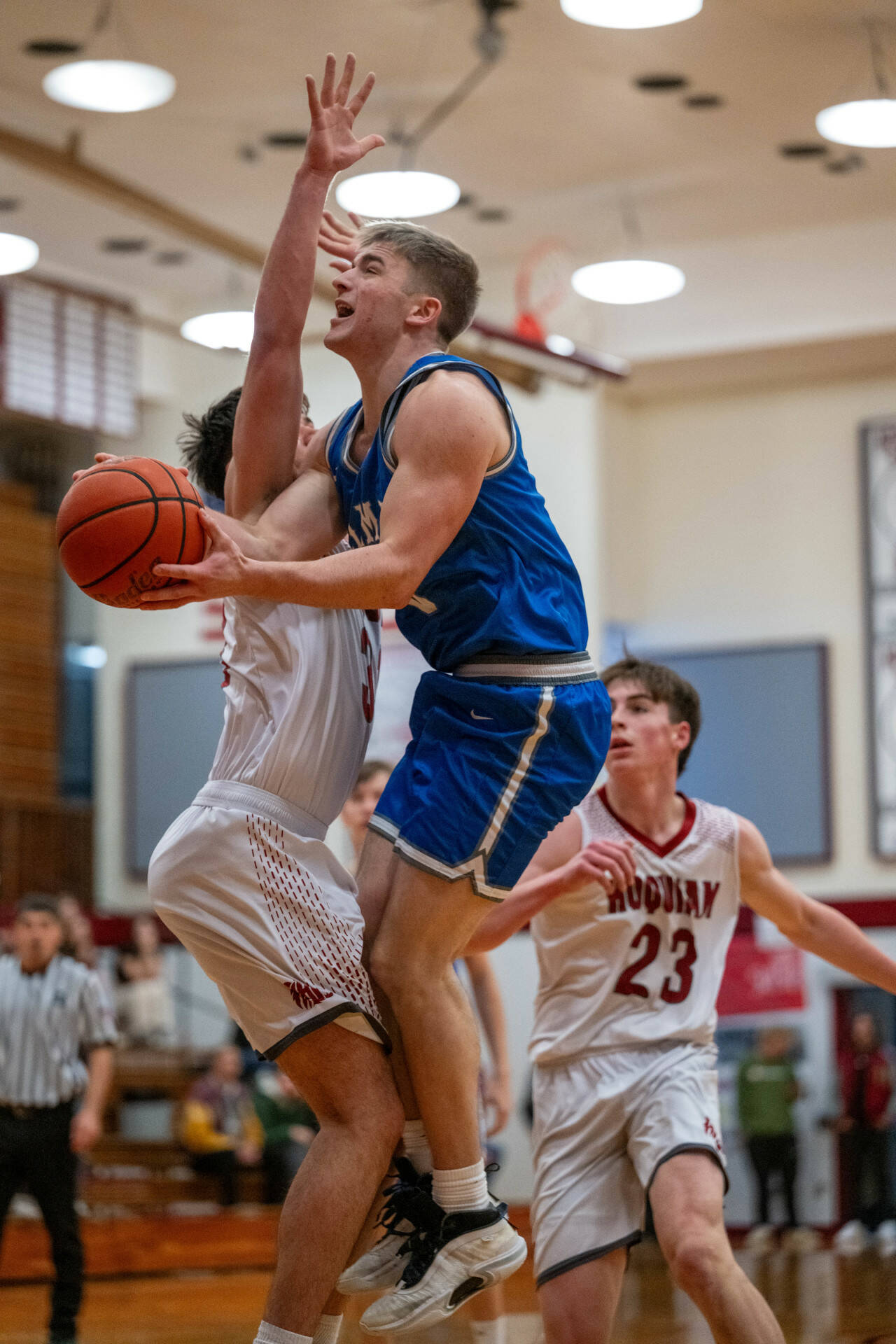PHOTO BY FOREST WORGUM Elma’s Traden Carter, right, goes up for a shot against Hoquiam’s Aiden Butcher during the Eagles’ 49-47 win on Tuesday at Hoquiam Square Garden.