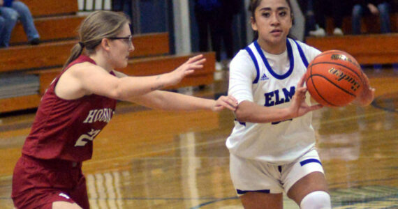 RYAN SPARKS | THE DAILY WORLD Elma’s Eliza Sibbett, left, passes the ball against Hoquiam’s Nadine Stewart during the Eagles’ 46-30 win on Wednesday in Elma.
