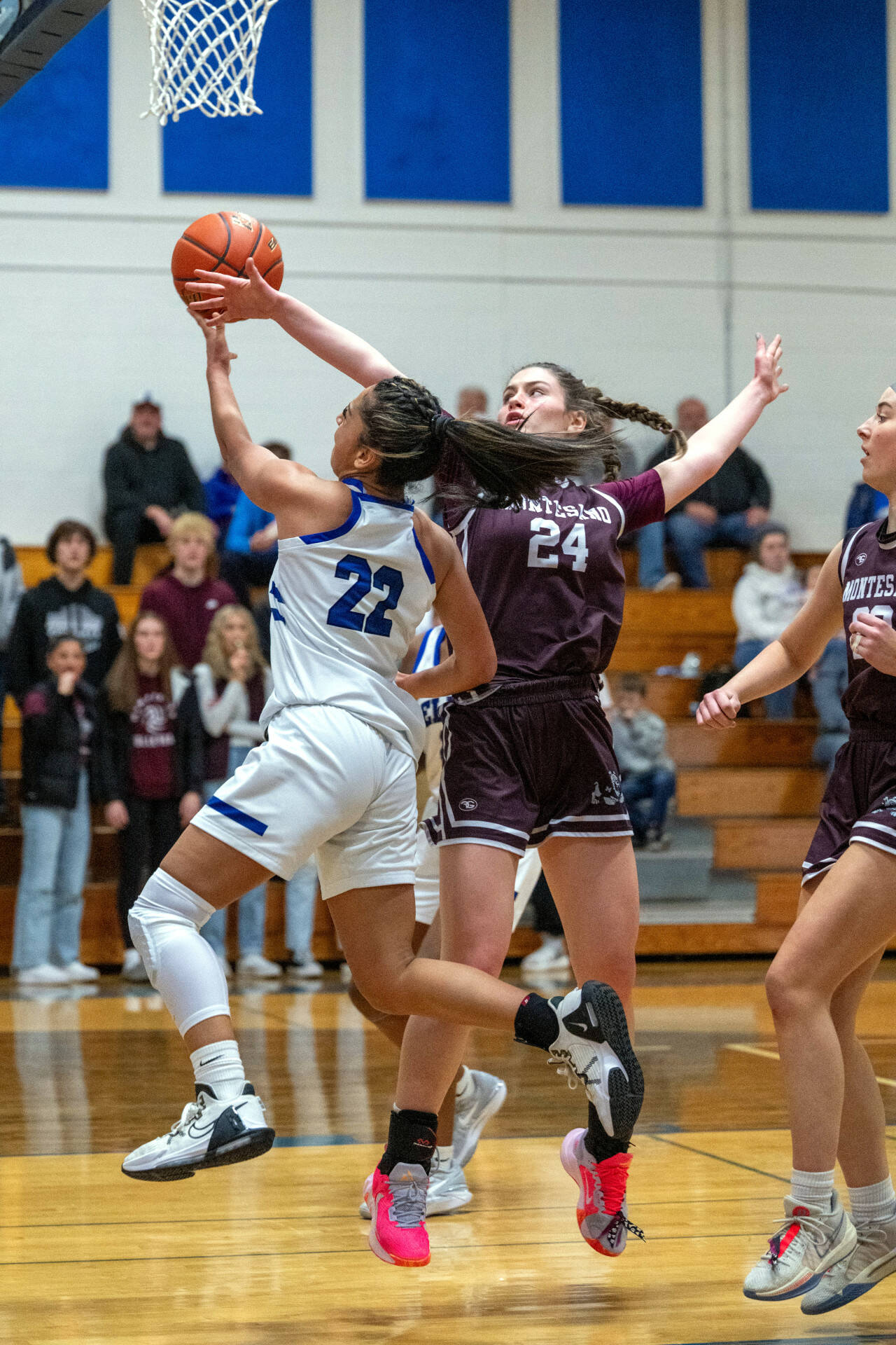 PHOTO BY FOREST WORGUM Montesano’s Jillie Dalan (24) attempts to block the shot of Elma’s Eliza Sibbett during the Bulldogs’ 53-32 win on Wednesday at Elma High School.